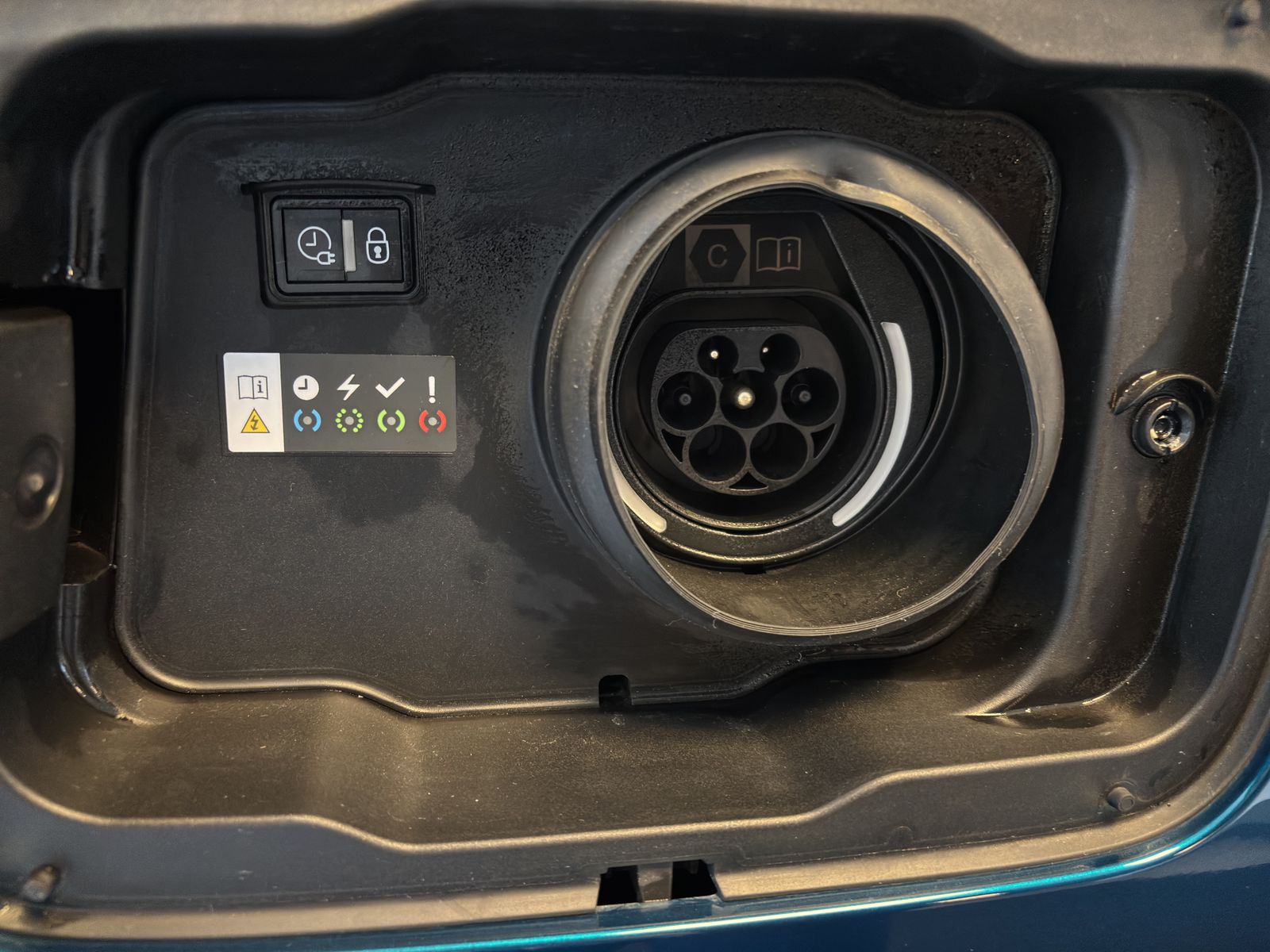 PEUGEOT 408 1.6 PHEV 180 GT-image-16