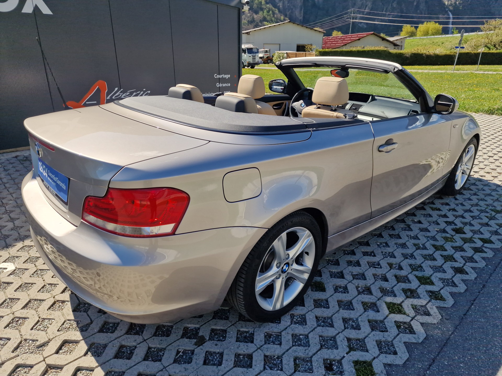 BMW 118i Cabrio-image-3
