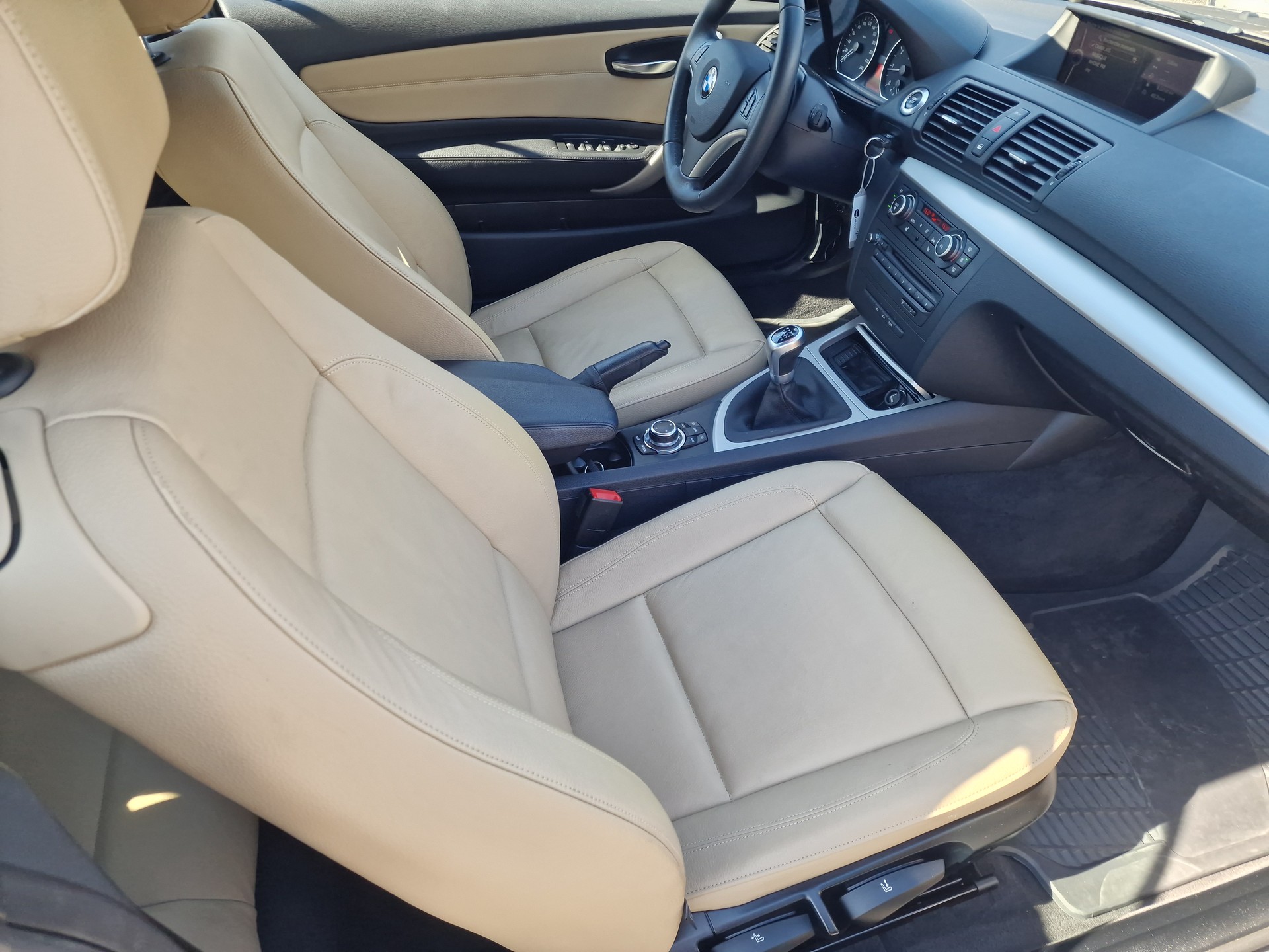 BMW 118i Cabrio-image-10