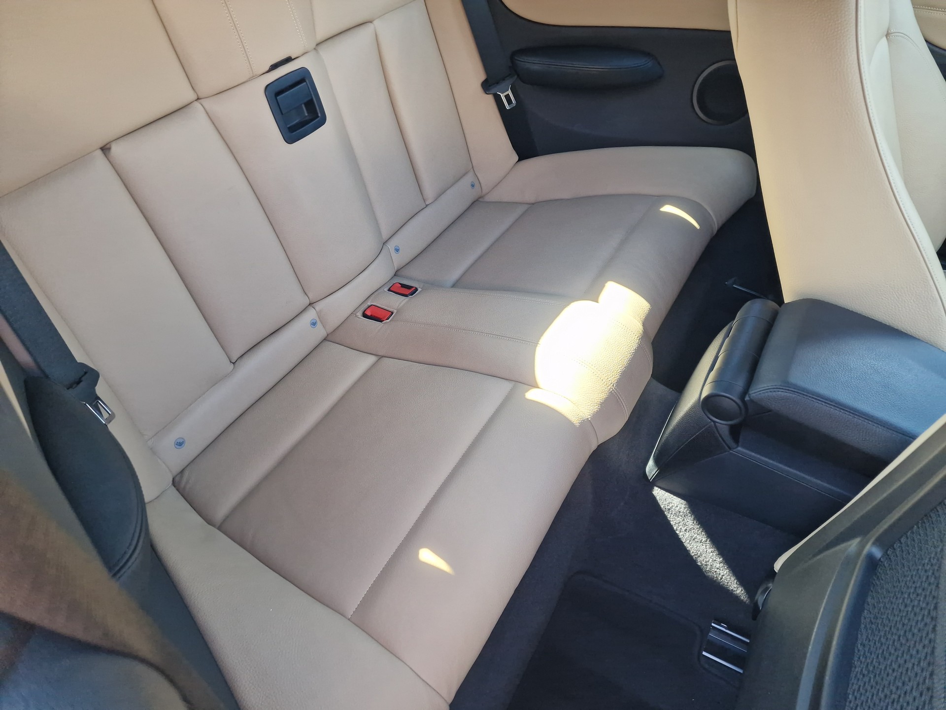 BMW 118i Cabrio-image-11