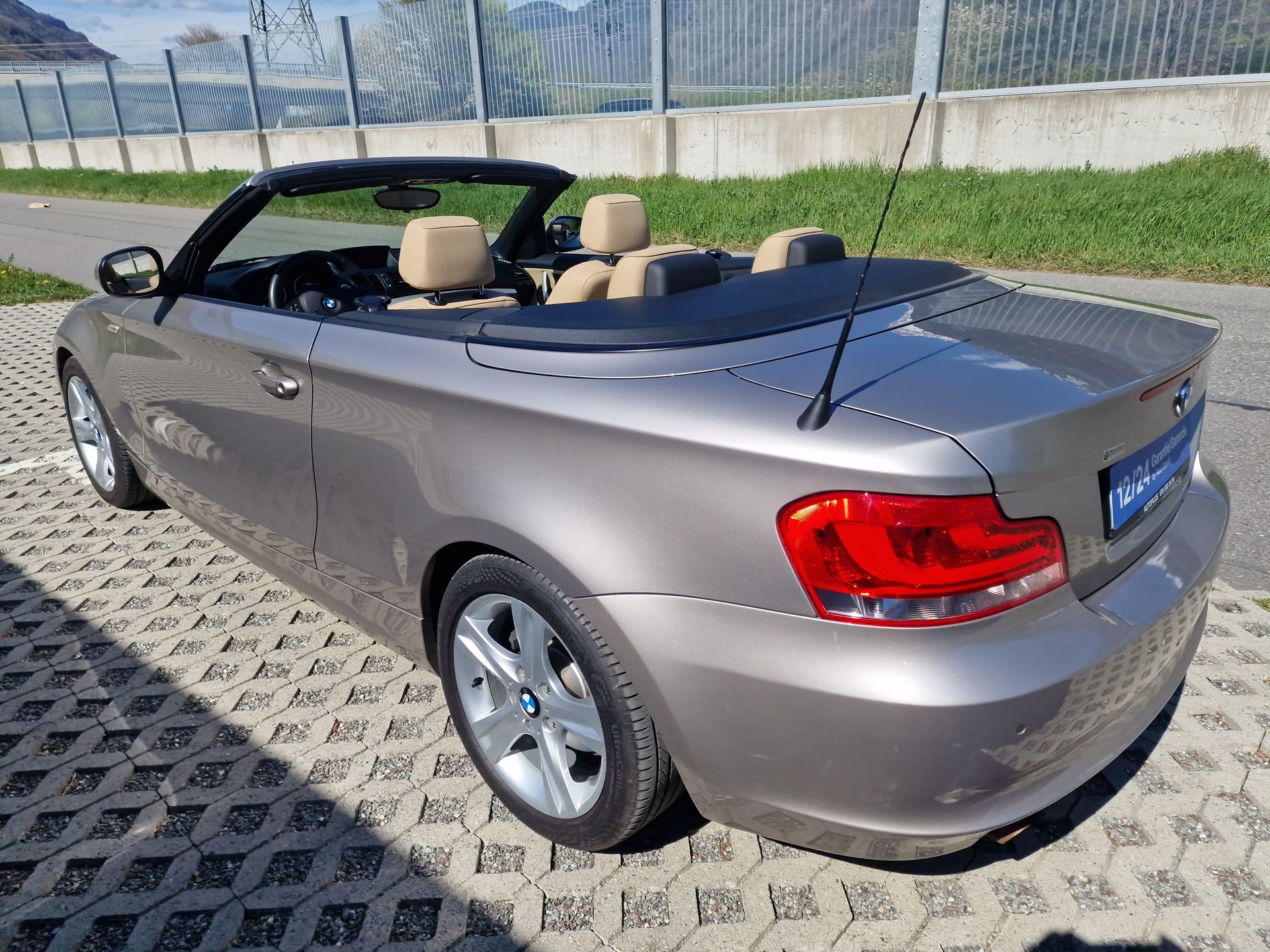 BMW 118i Cabrio-image-4