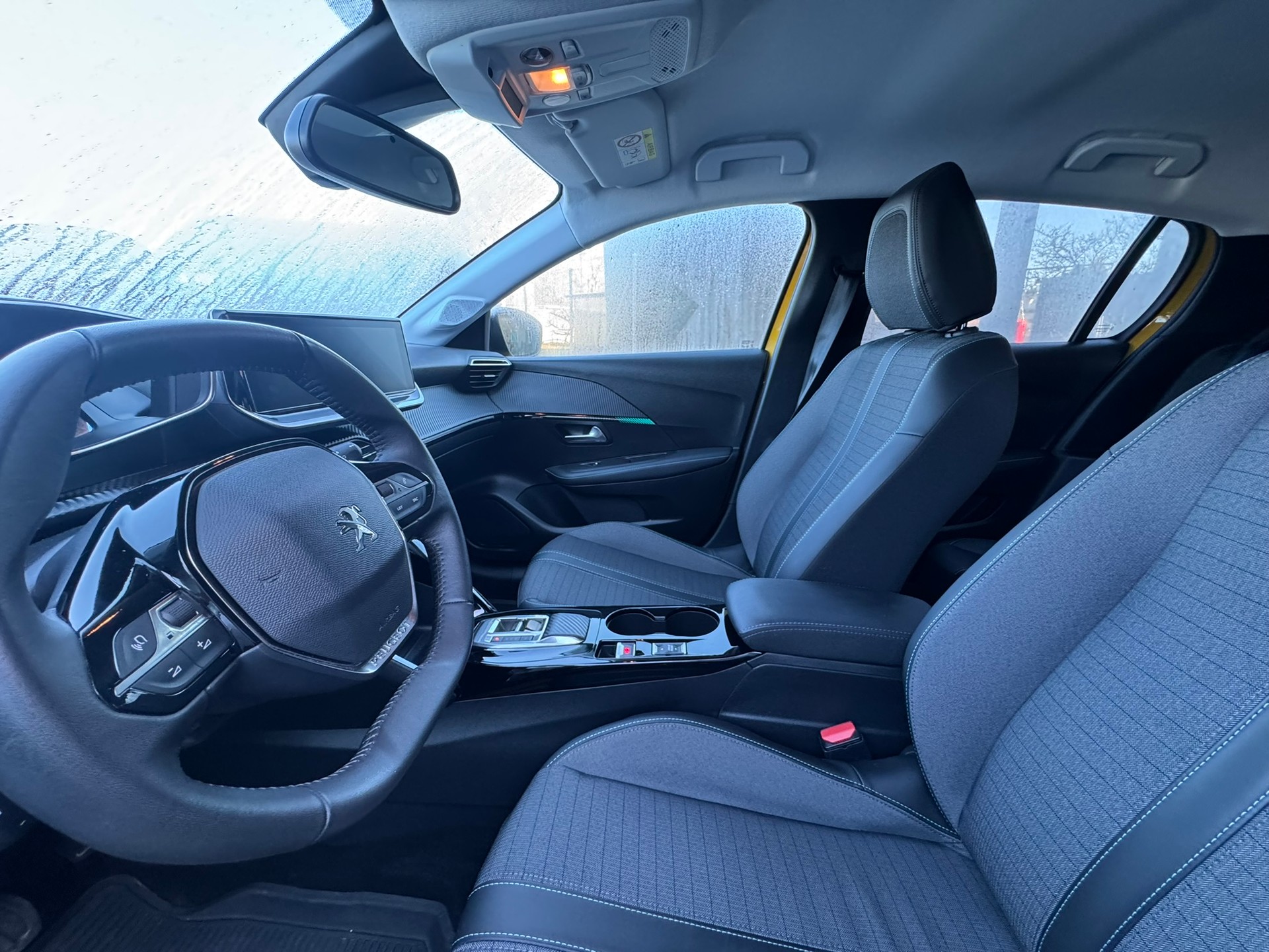 PEUGEOT 208 1.2 PureTech Allure EAT8-image-4