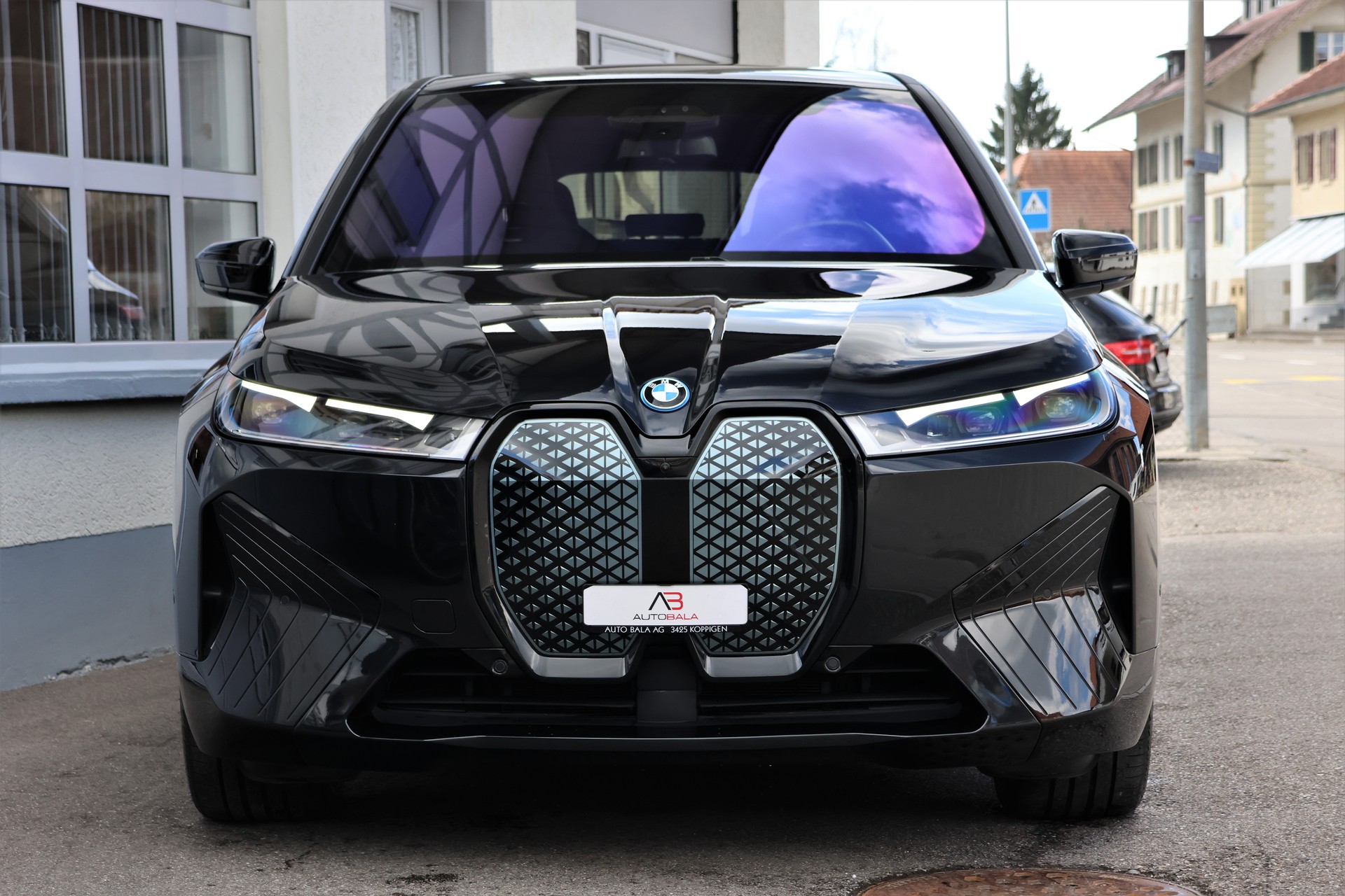 BMW iX xDrive40 Launch Edition (CH)-showroom-element-1