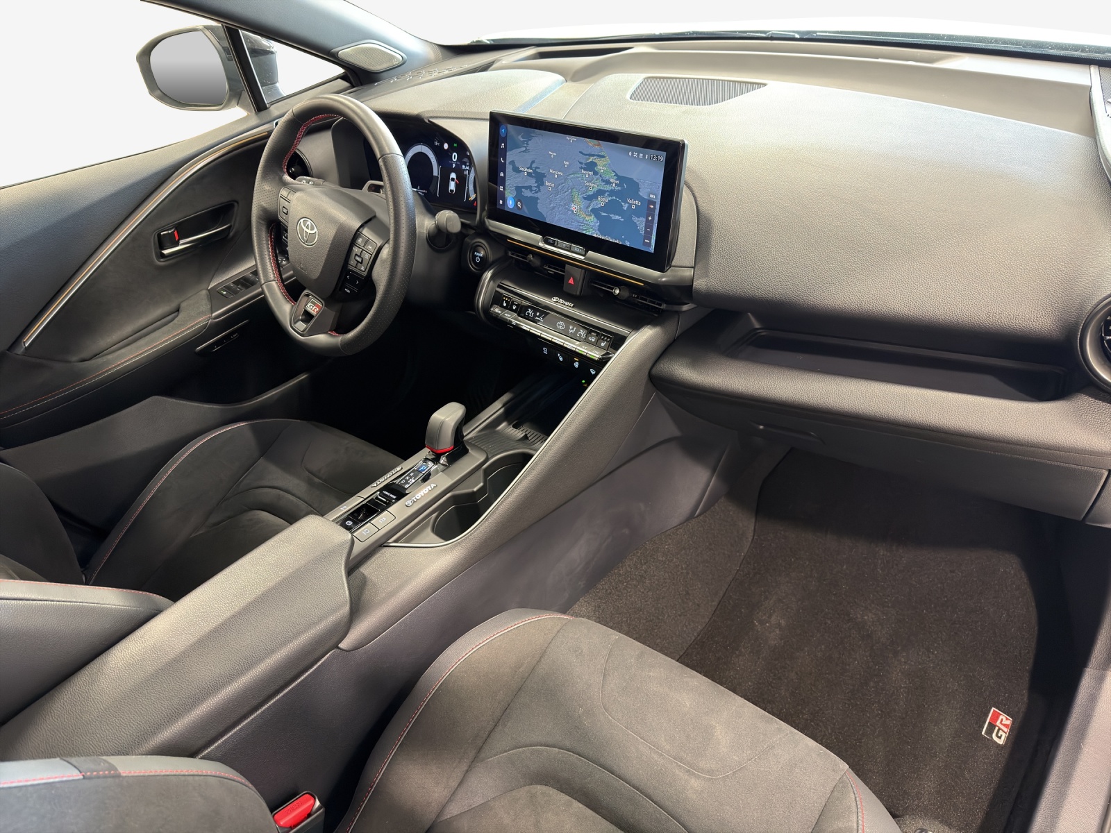TOYOTA C-HR 2.0 HSD CVT GR Sport 4WD-image-15
