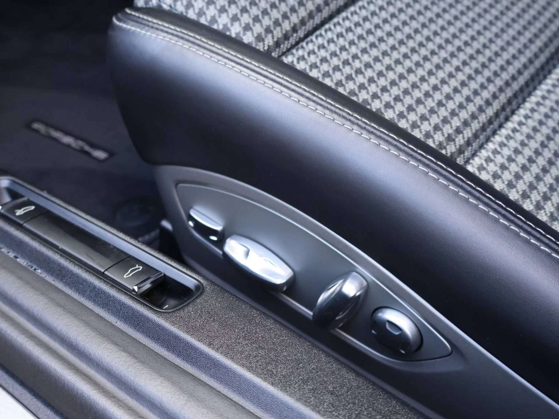 PORSCHE 911 Carrera S-image-24