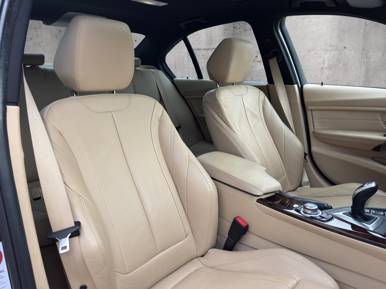 BMW 335i xDrive Luxury Line Steptronic-image-13