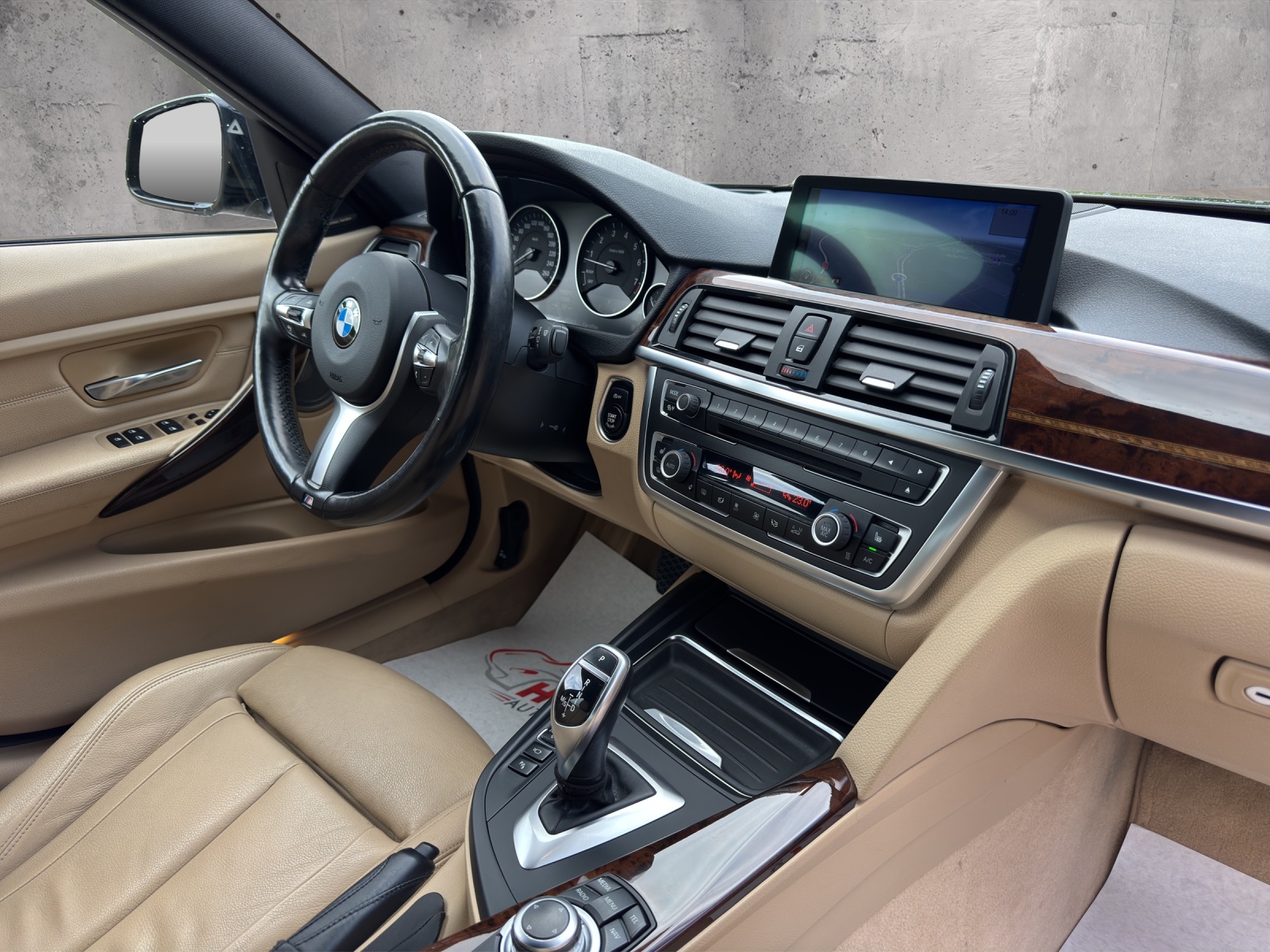 BMW 335i xDrive Luxury Line Steptronic-image-12