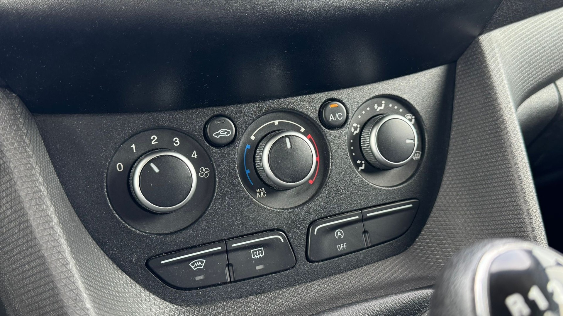 FORD Transit Connect Van T200 1.0 EcoBoost Ambiente-image-14
