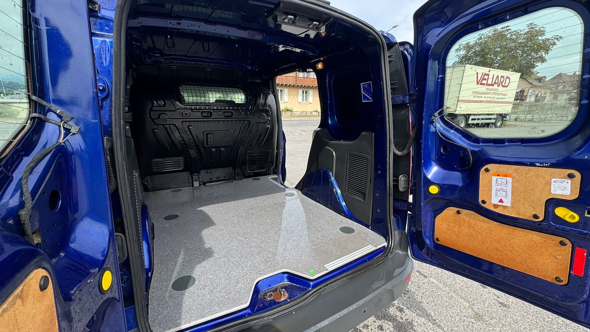 FORD Transit Connect Van T200 1.0 EcoBoost Ambiente-image-10