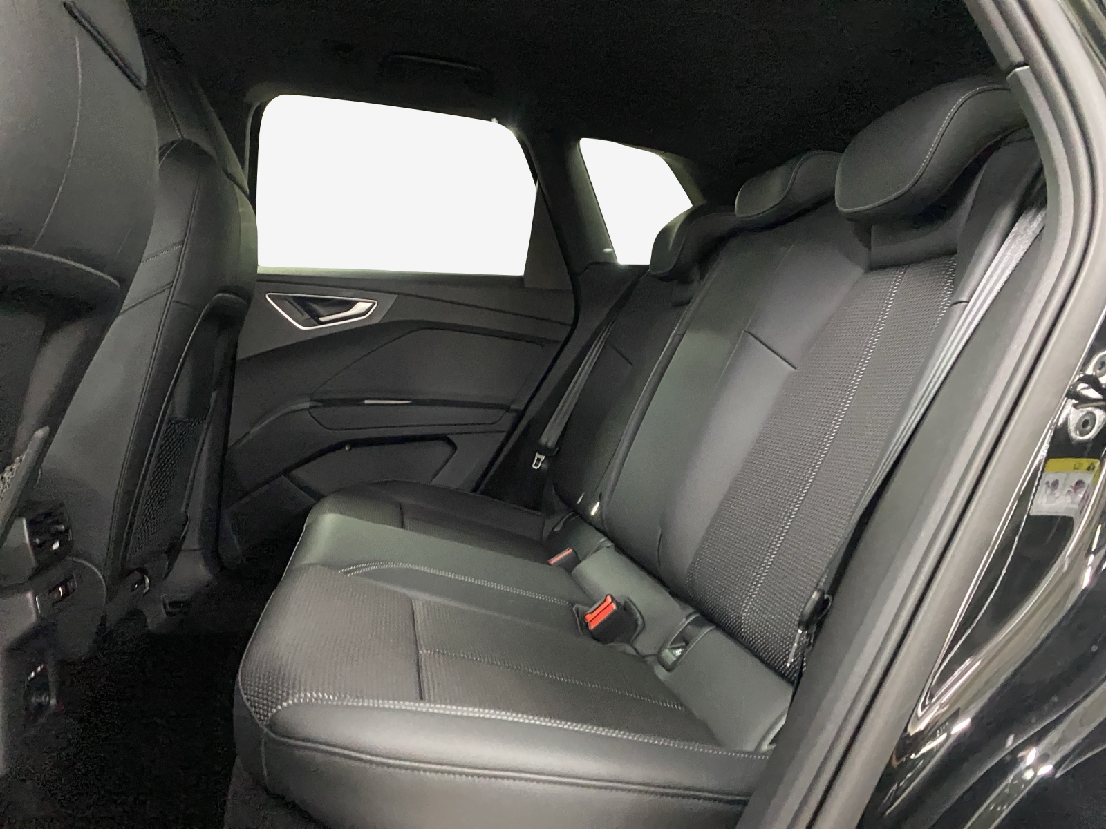 AUDI Q4 e-tron 45 Edition Swiss Ski quattro-image-11