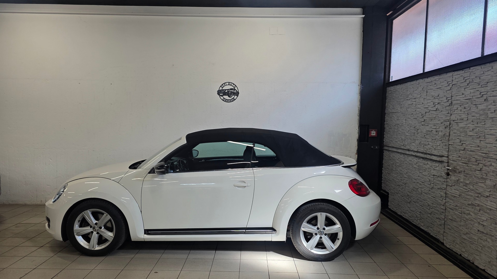 VW Beetle Cabrio 1.4 TSI Design DSG-image-2