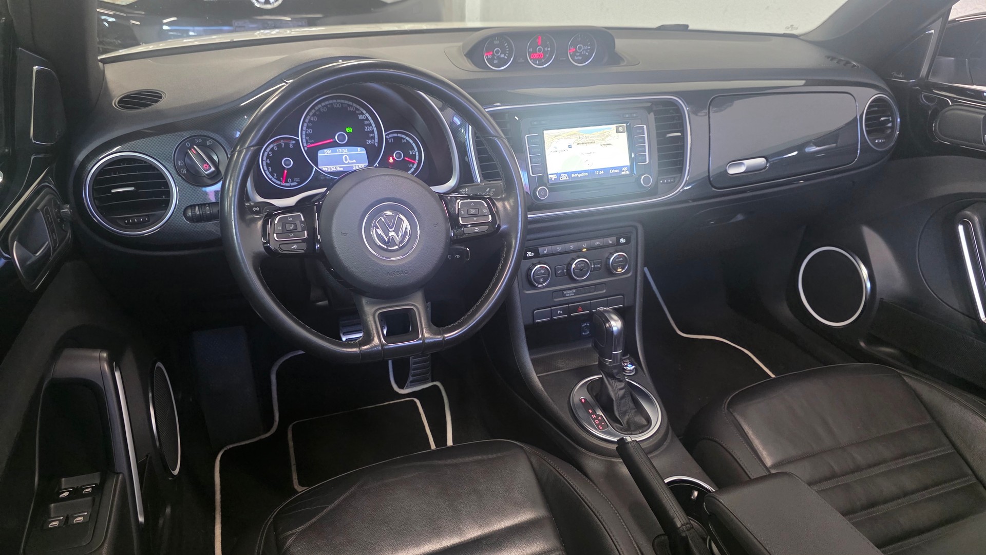 VW Beetle Cabrio 1.4 TSI Design DSG-image-5