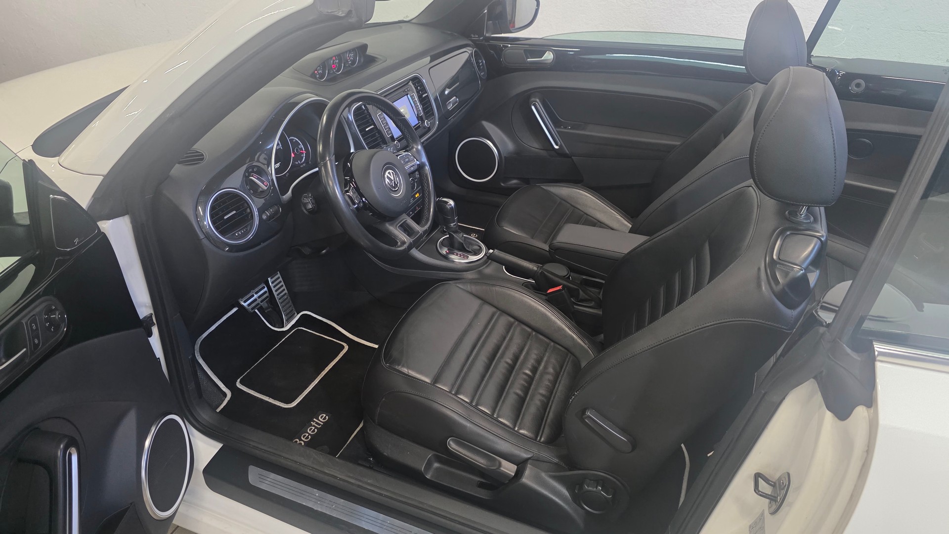 VW Beetle Cabrio 1.4 TSI Design DSG-image-4
