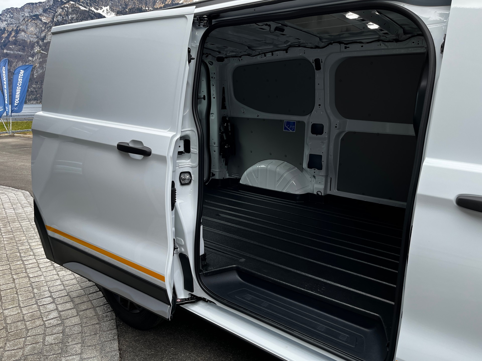 FORD Transit Custom Van 320 L1H1 Trail-image-3