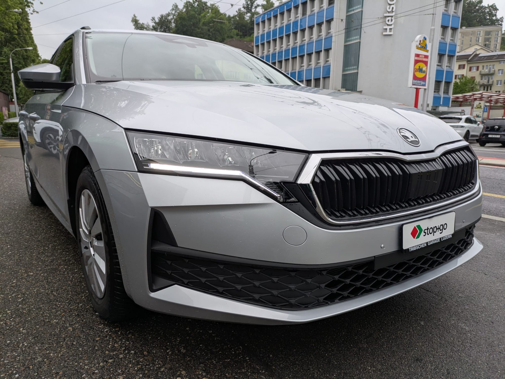 SKODA Octavia Combi 1.5 TSI mHEV DSG Essence-image-1