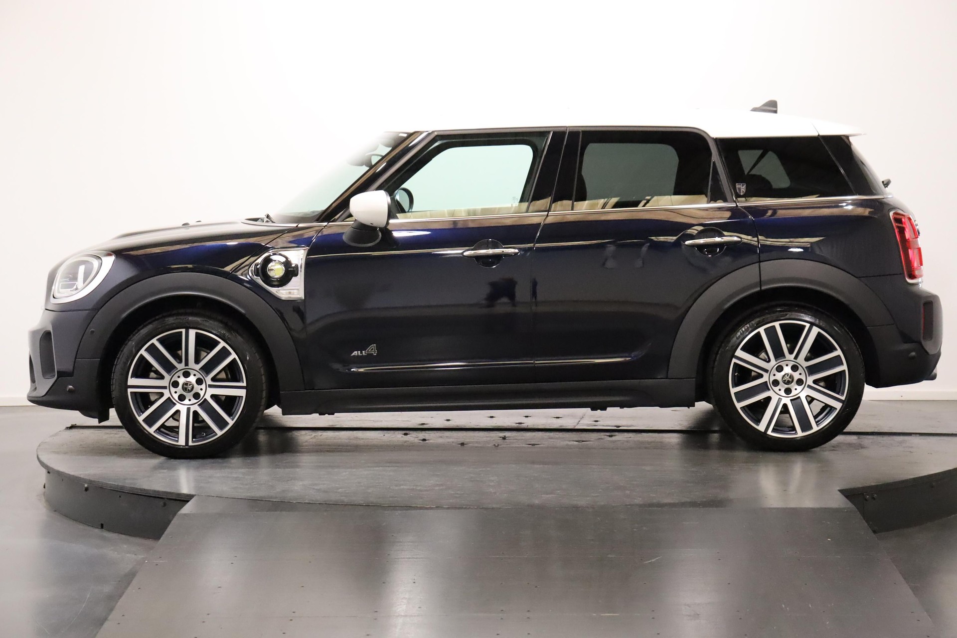 MINI Countryman F60 1.5i Cooper S E ALL4-image-2