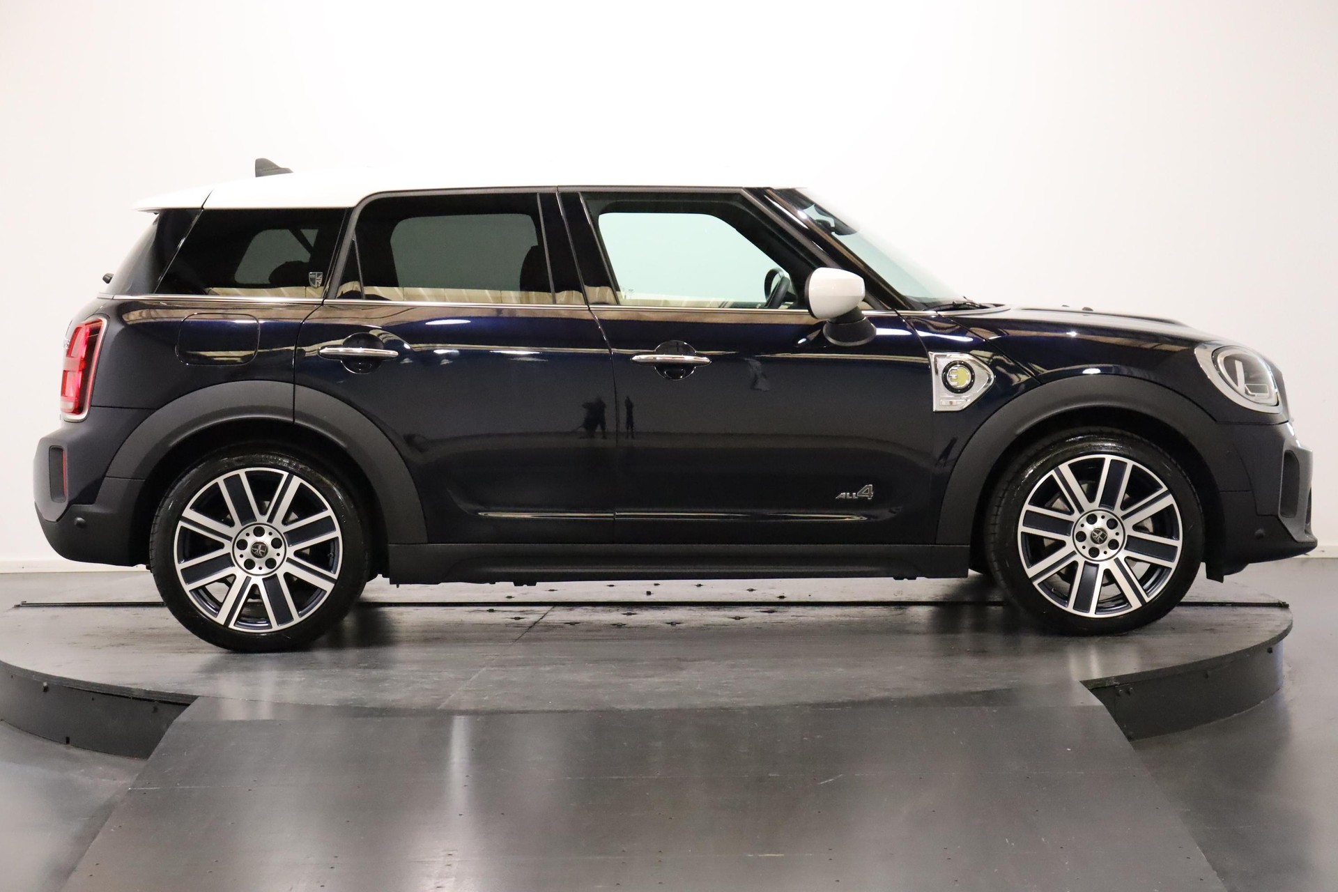 MINI Countryman F60 1.5i Cooper S E ALL4-image-4