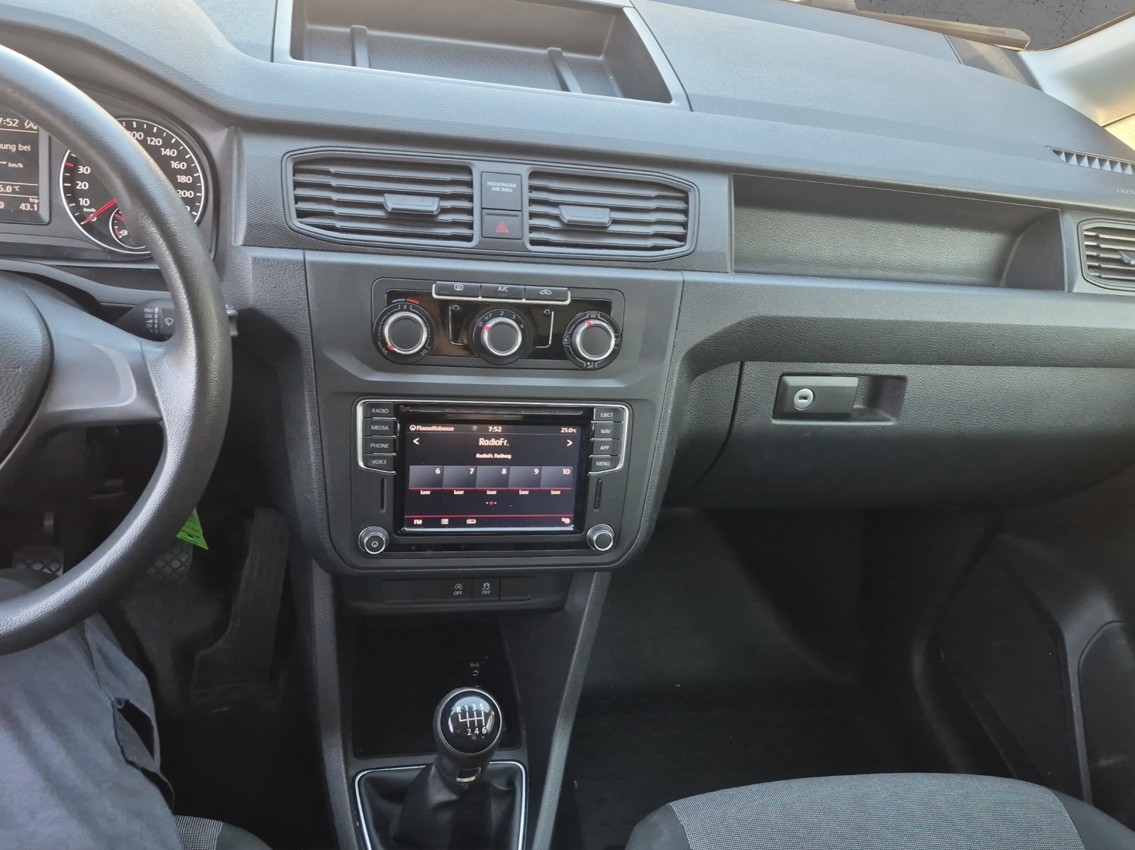 VW Caddy Maxi 2.0TDI 4Motion BlueMotion Technology-image-9