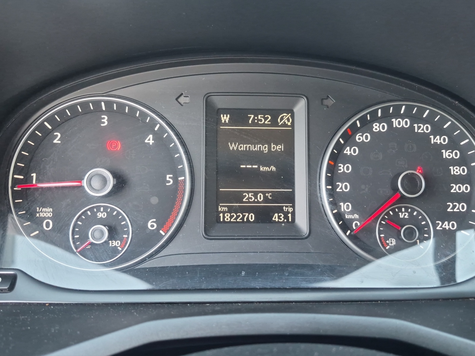 VW Caddy Maxi 2.0TDI 4Motion BlueMotion Technology-image-12