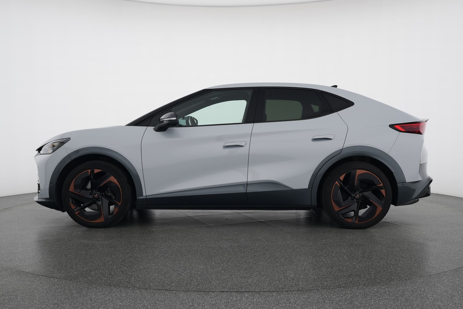 CUPRA Tavascan Type 9 77 kWh Adrenaline mit Wärmepumpe & Anhängerkupplung-image-1