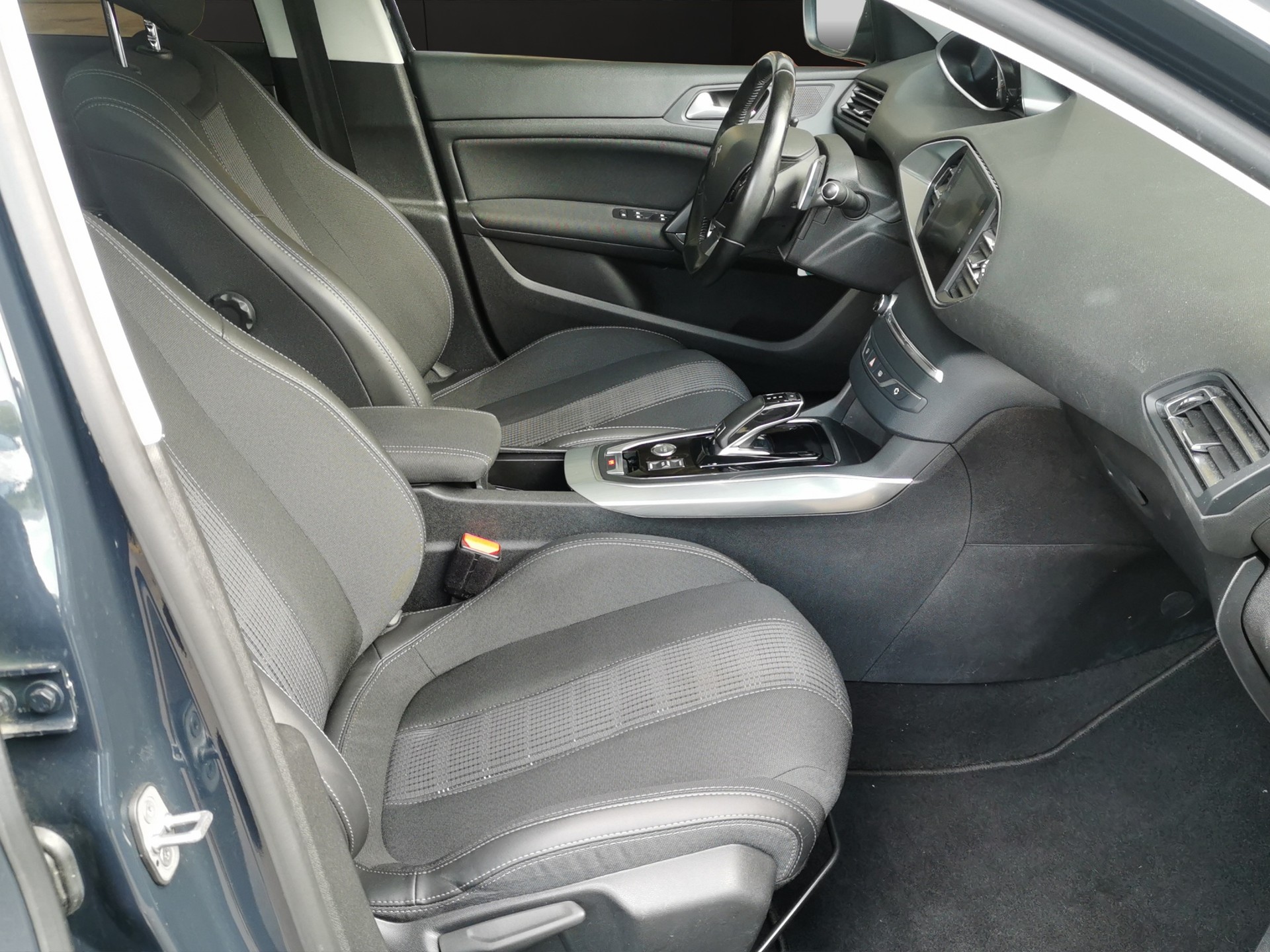 PEUGEOT 308 1.2 Pure Tech Tech Edition EAT8-image-14