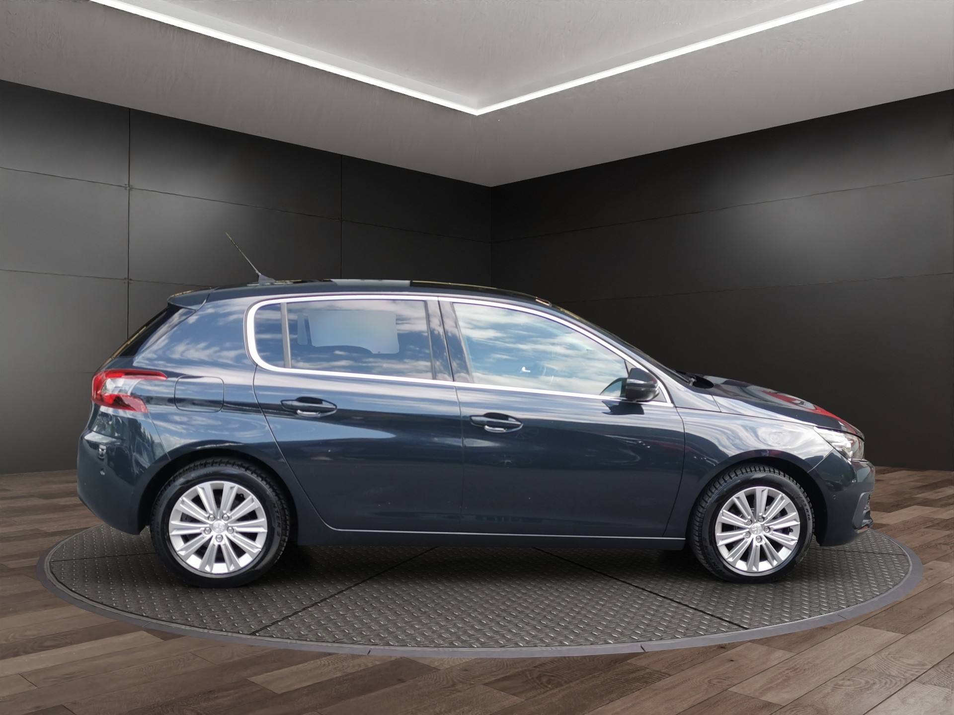 PEUGEOT 308 1.2 Pure Tech Tech Edition EAT8-image-4