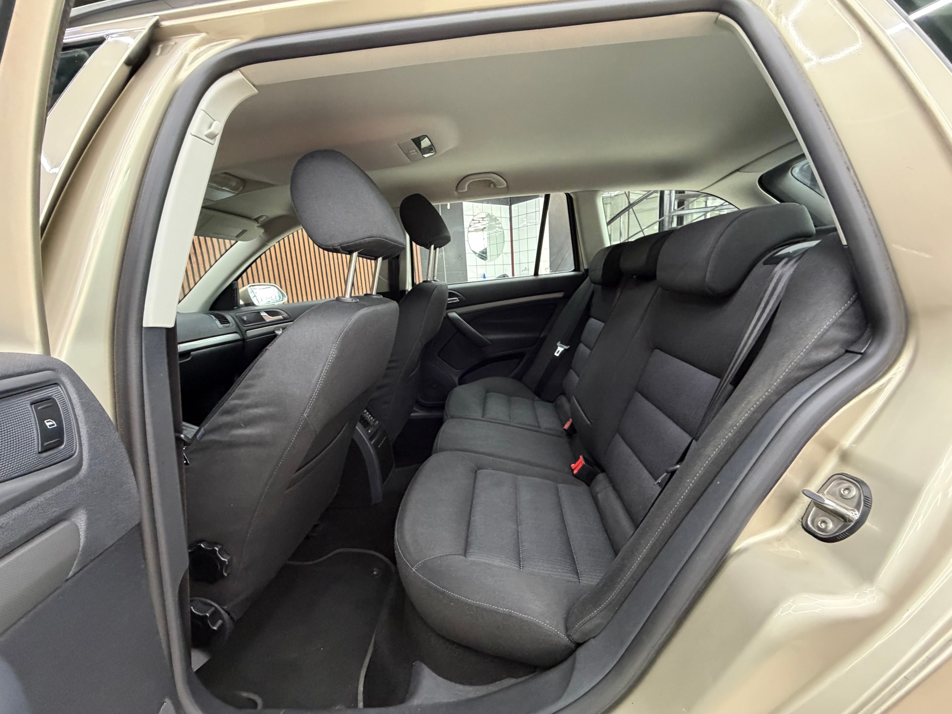 SKODA Octavia 2.0 FSI Ambiente-image-13