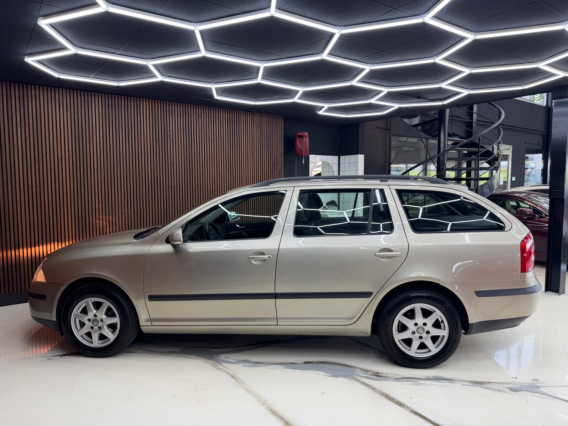 SKODA Octavia 2.0 FSI Ambiente-image-9