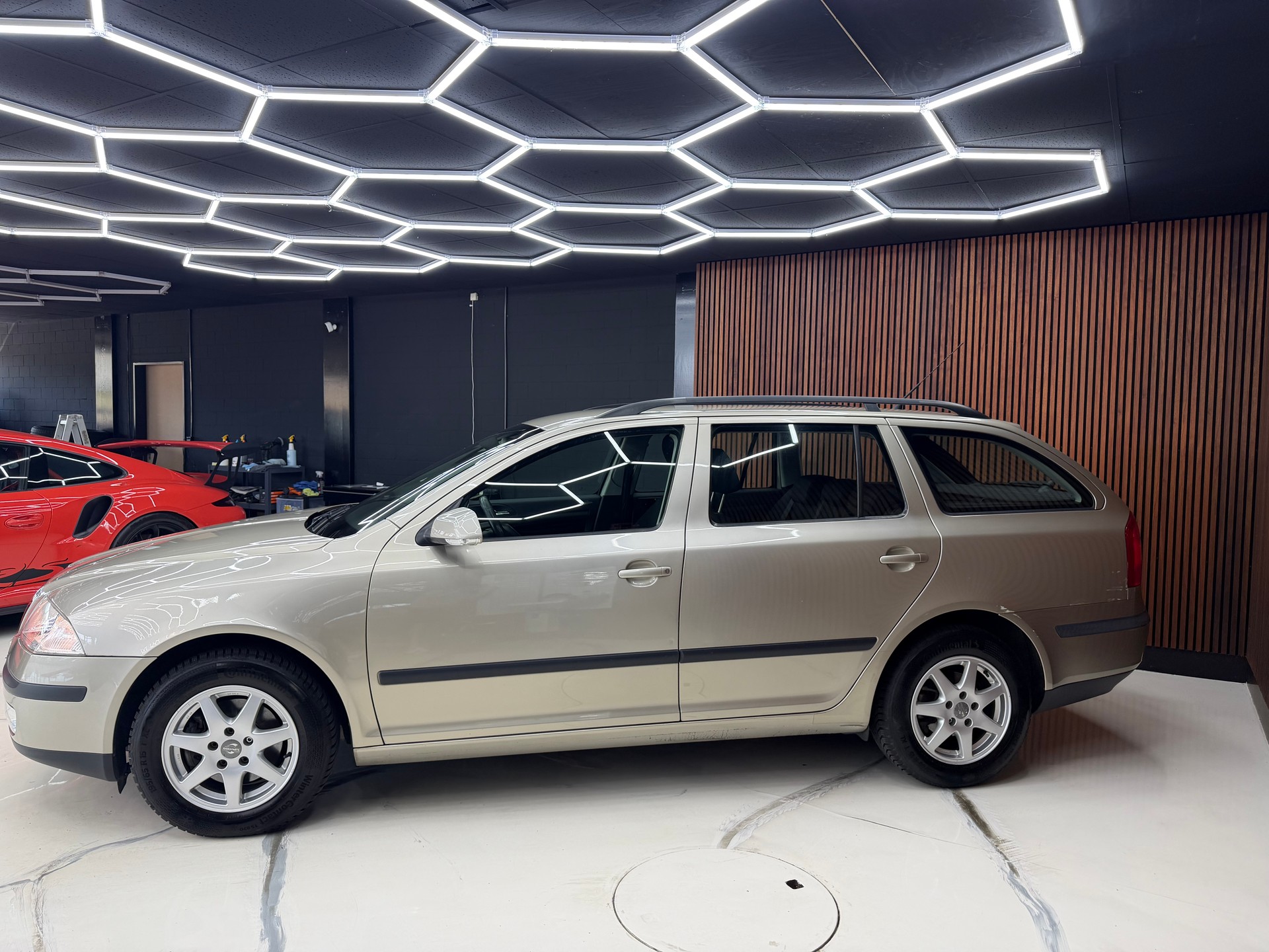 SKODA Octavia 2.0 FSI Ambiente-image-4