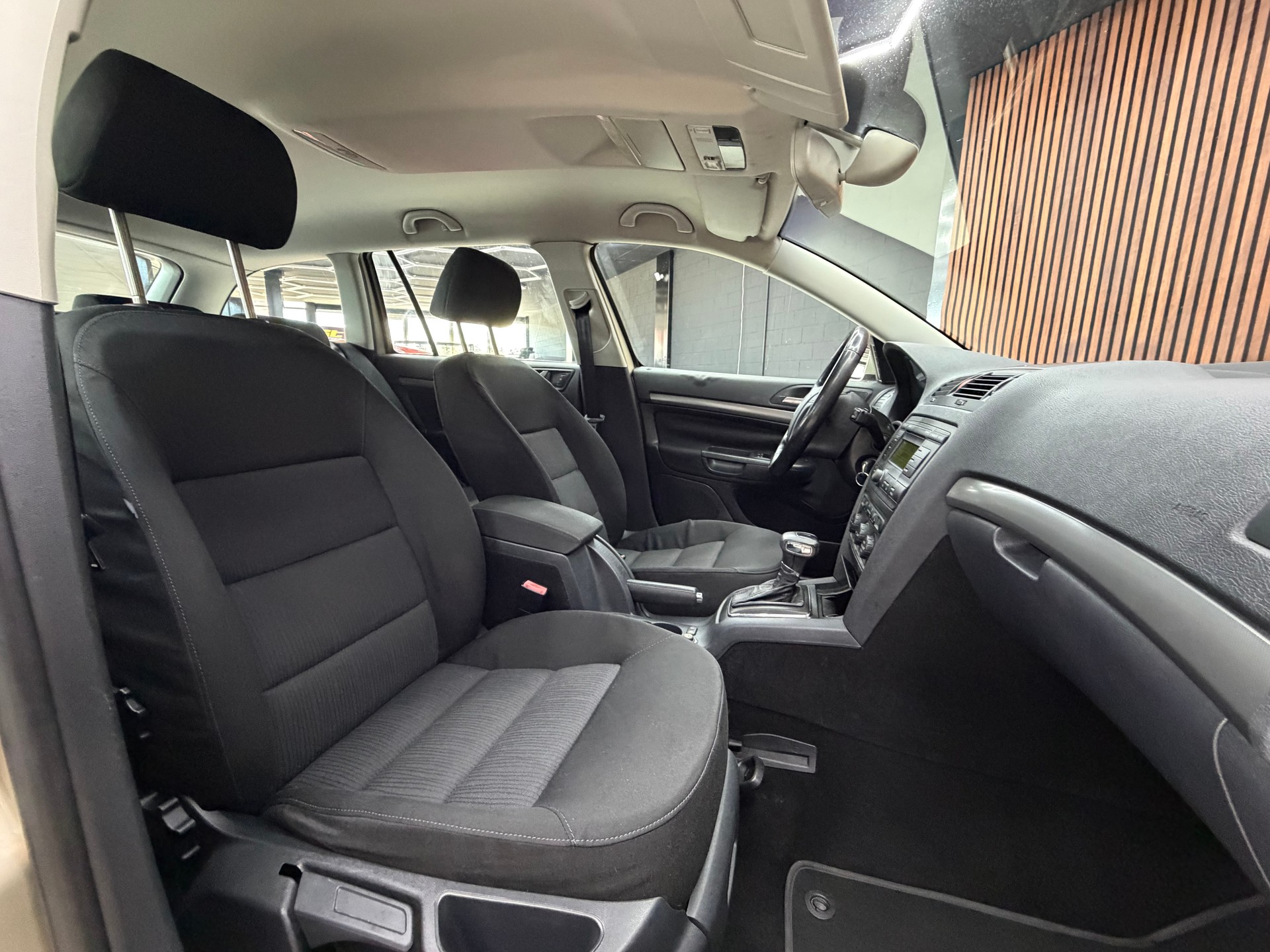 SKODA Octavia 2.0 FSI Ambiente-image-12