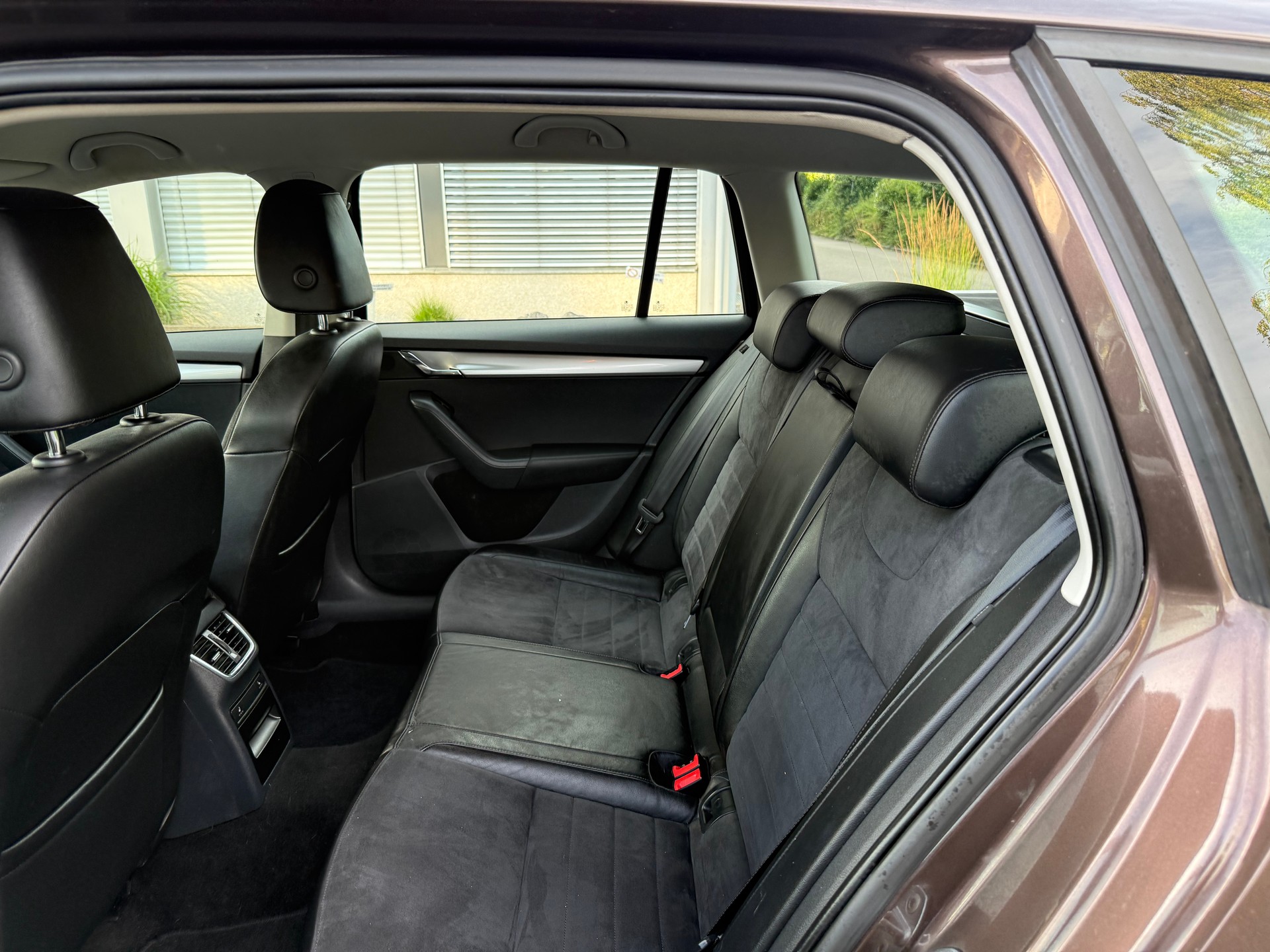 SKODA Octavia Combi 1.8 TSI Ambition 4x4 DSG-image-8