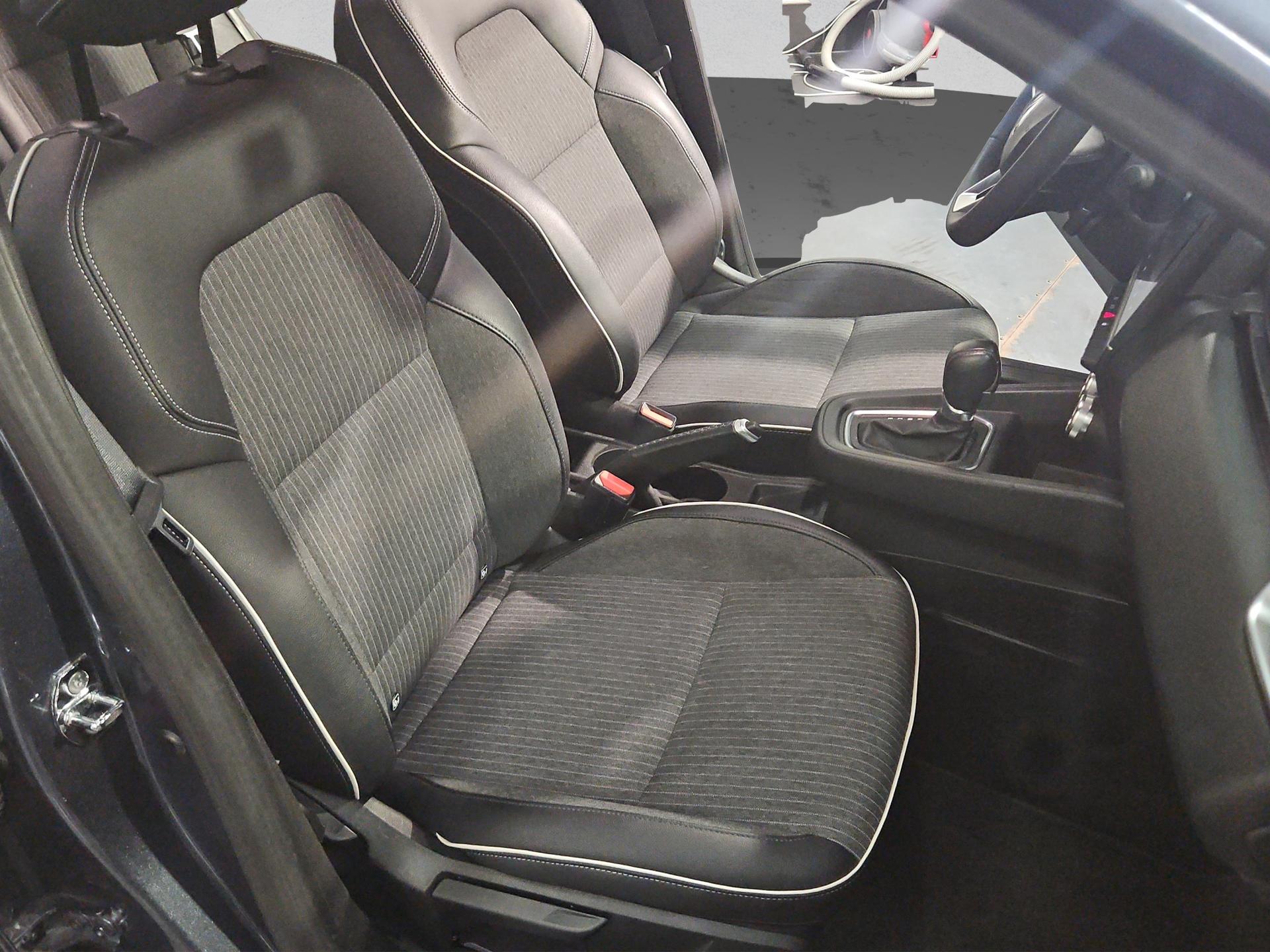 RENAULT Clio 1.6 E-Tech Intens-image-16