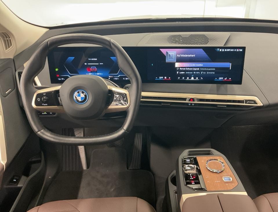 BMW iX xDrive40-image-6