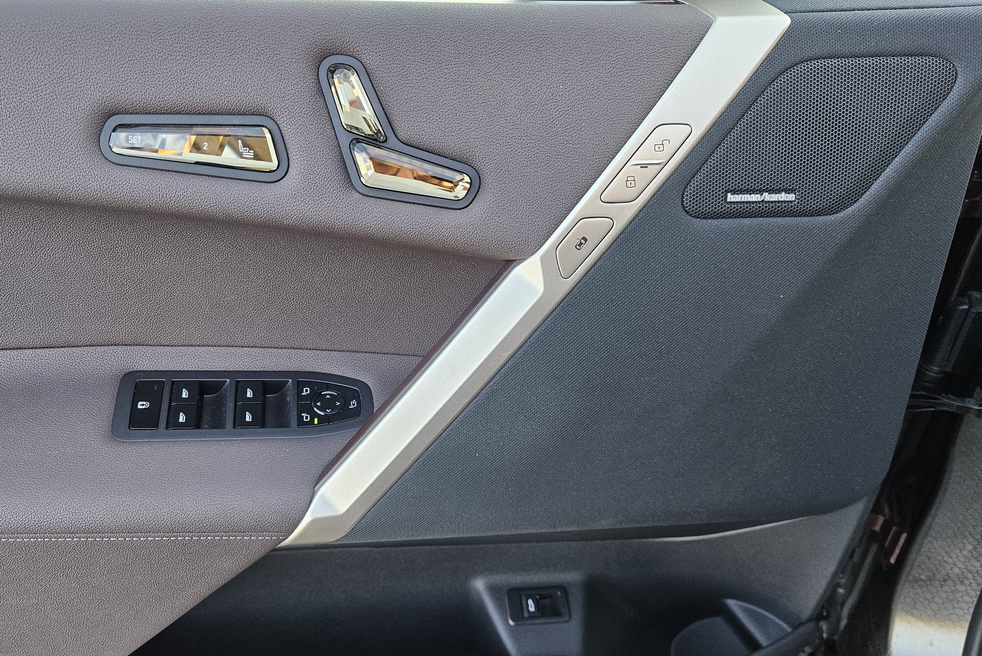 BMW iX xDrive40 mit Werksgarantie und 10 Jahren Gratisservice.-image-10
