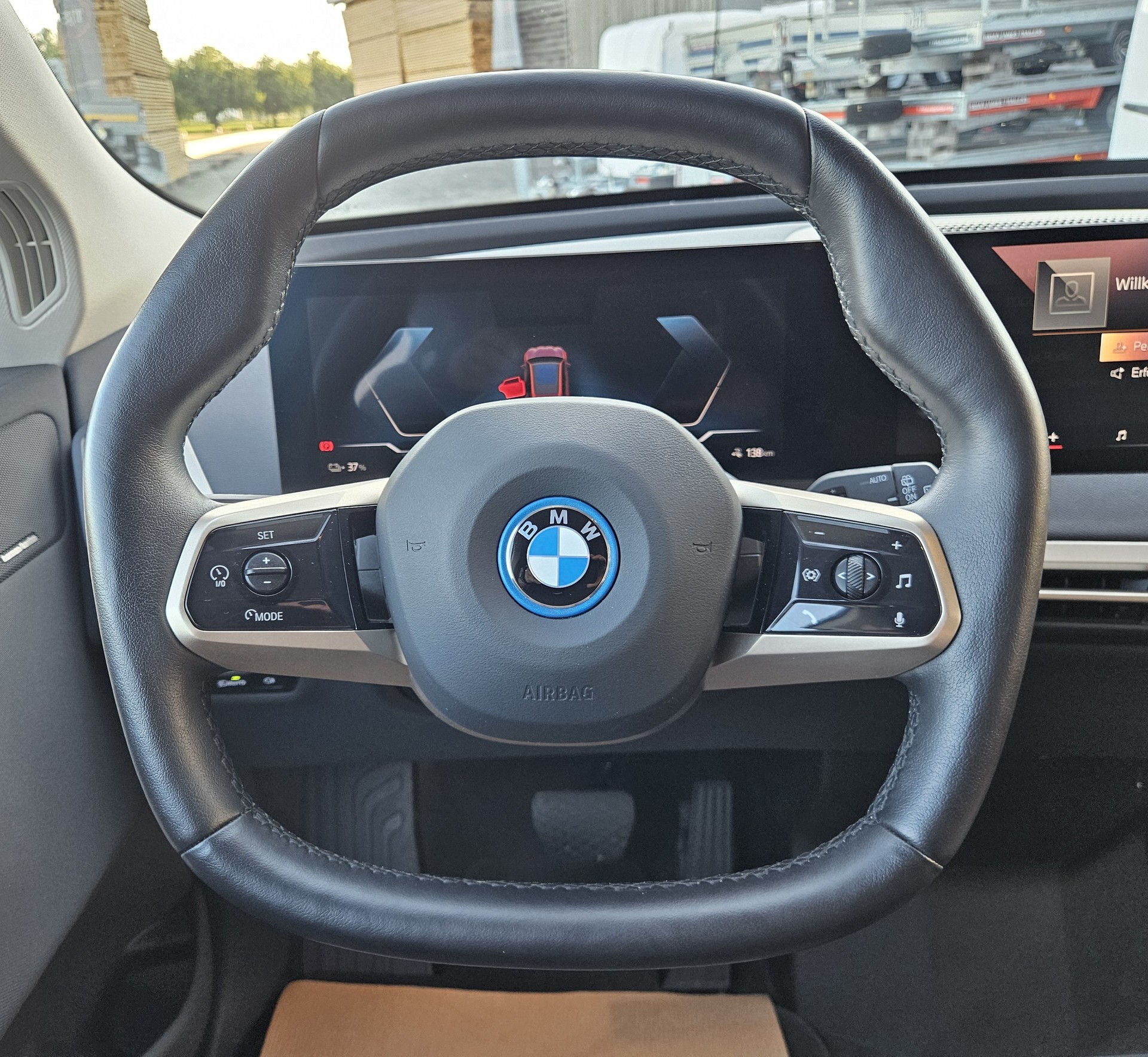 BMW iX xDrive40 mit Werksgarantie und 10 Jahren Gratisservice.-image-13