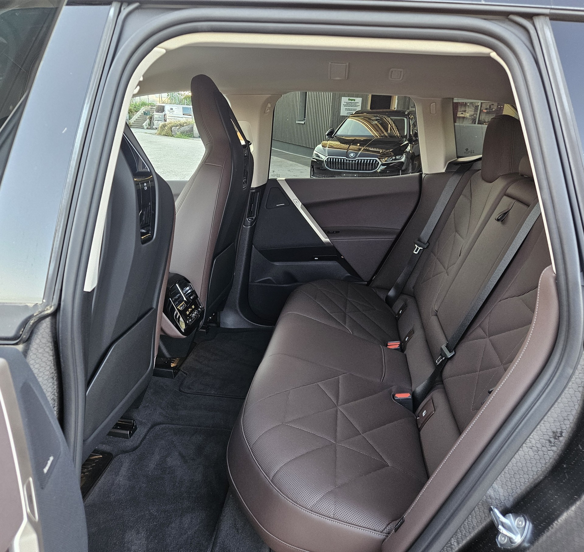 BMW iX xDrive40 mit Werksgarantie und 10 Jahren Gratisservice.-image-21