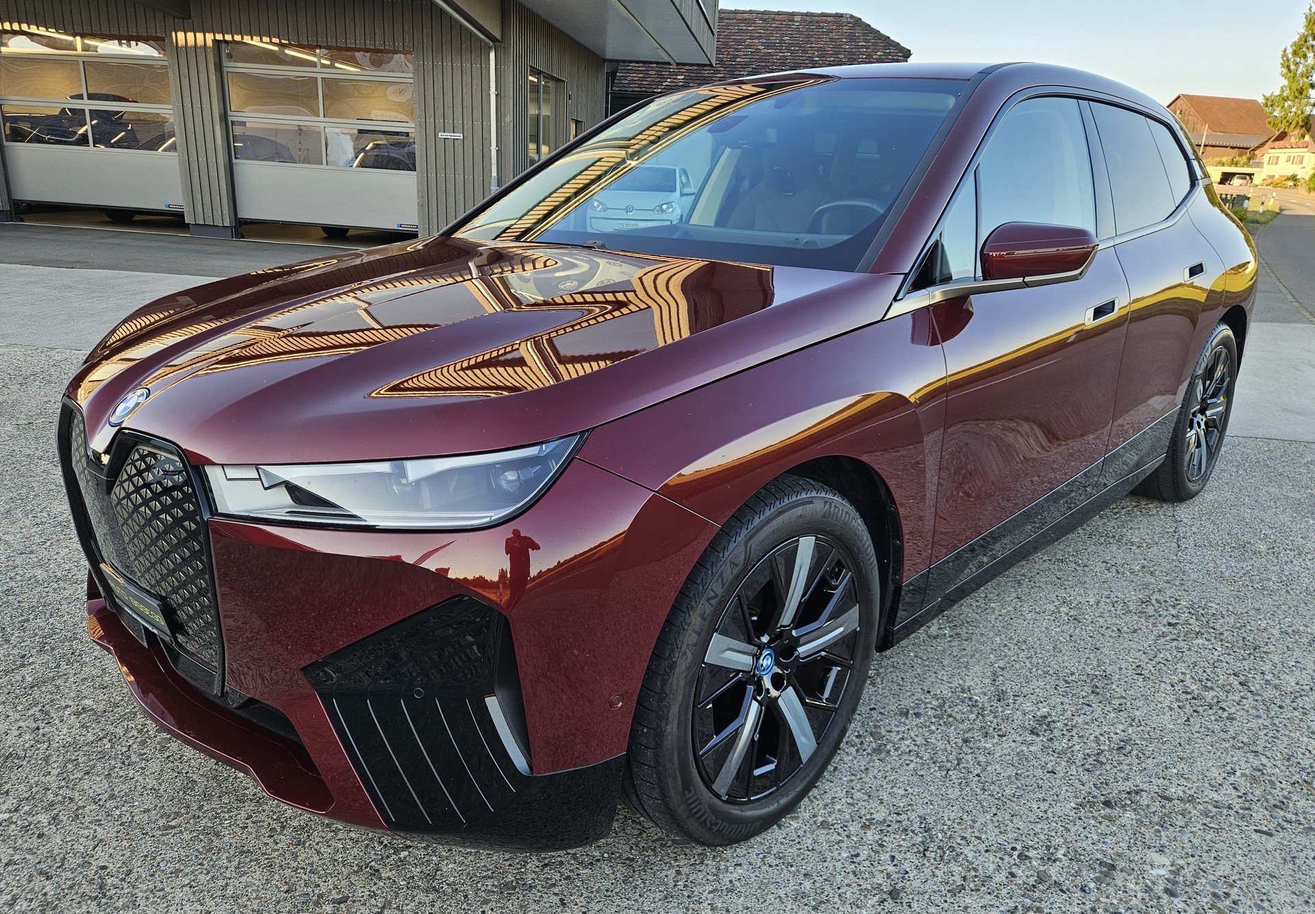 BMW iX xDrive40 mit Werksgarantie und 10 Jahren Gratisservice.-image-2