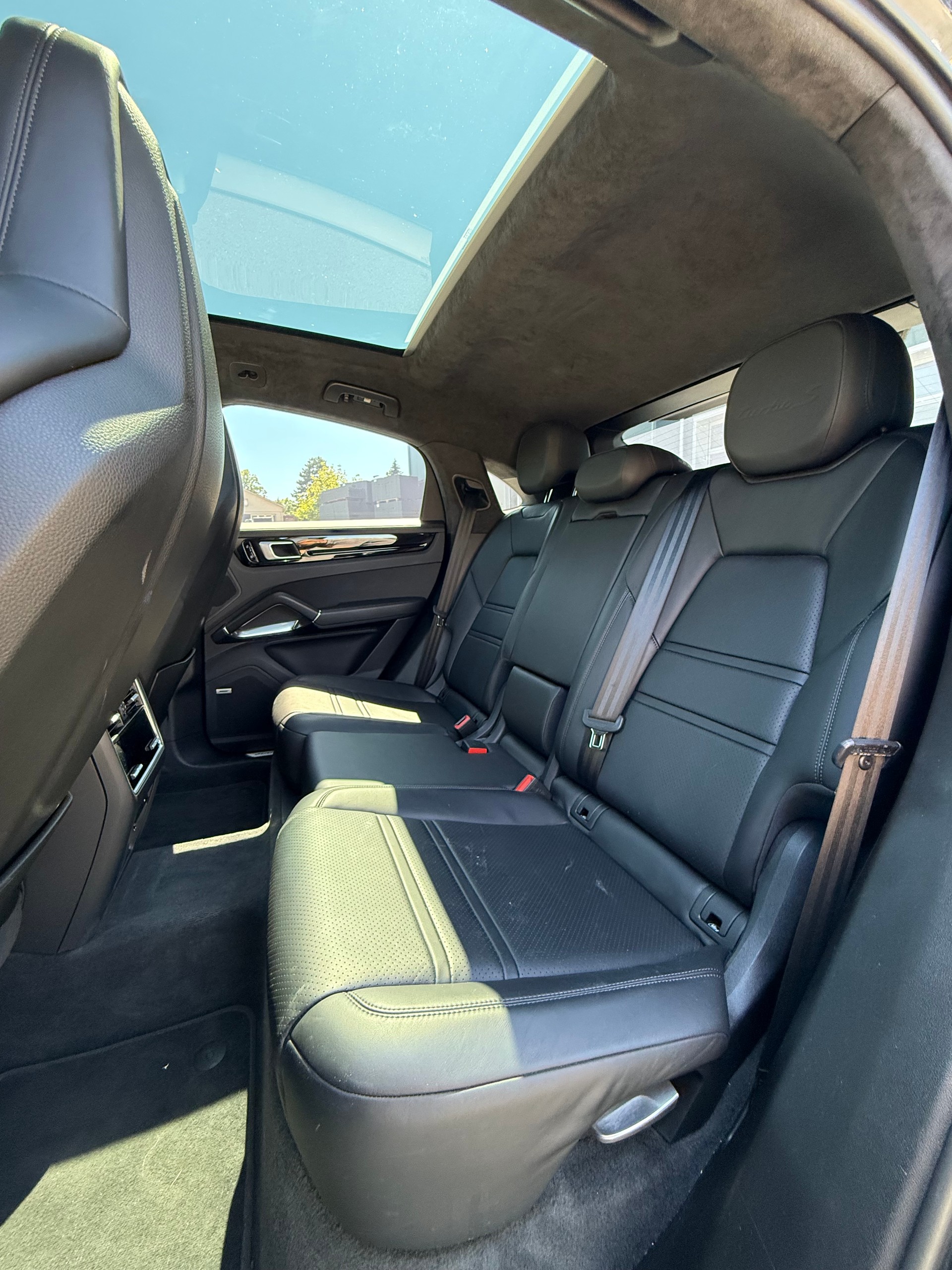 PORSCHE Cayenne Turbo Coupé S E-Hybrid-image-8