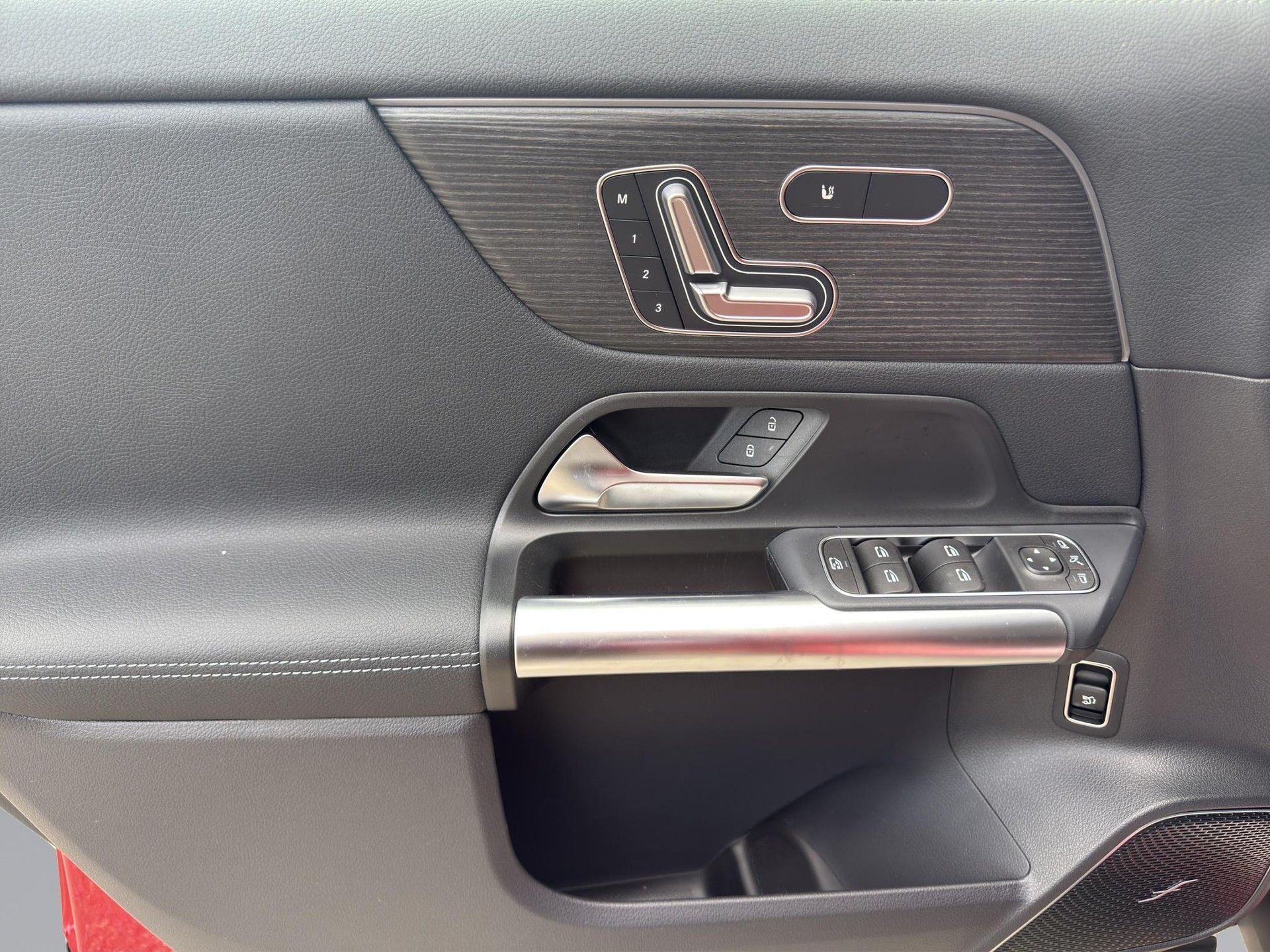 MERCEDES-BENZ EQA 300 Excellence AMG Line 4matic-image-10