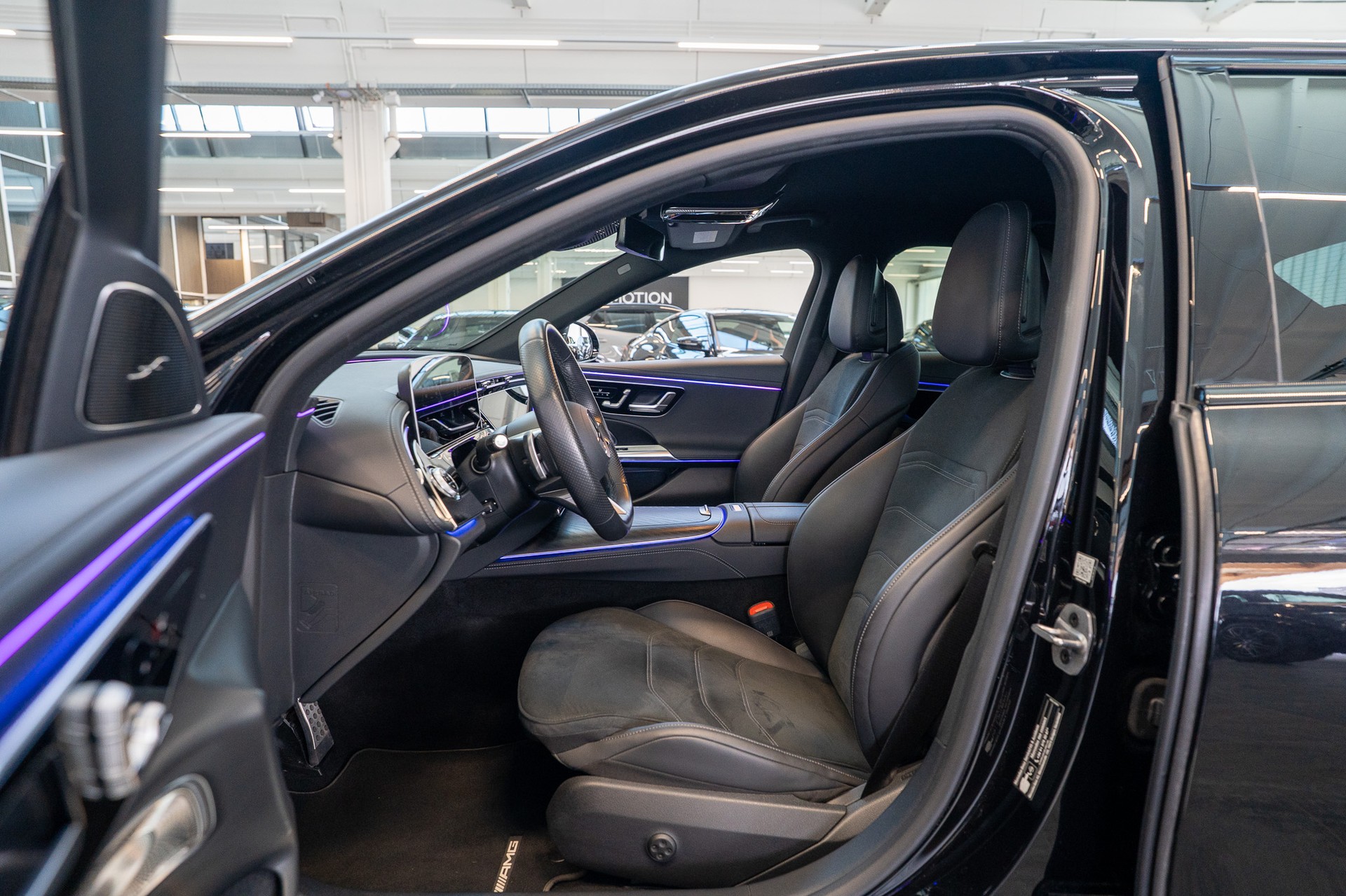 MERCEDES-BENZ E 220 d AMG Line / MBUX Superscreen / Burmester / El. Sitze-image-10