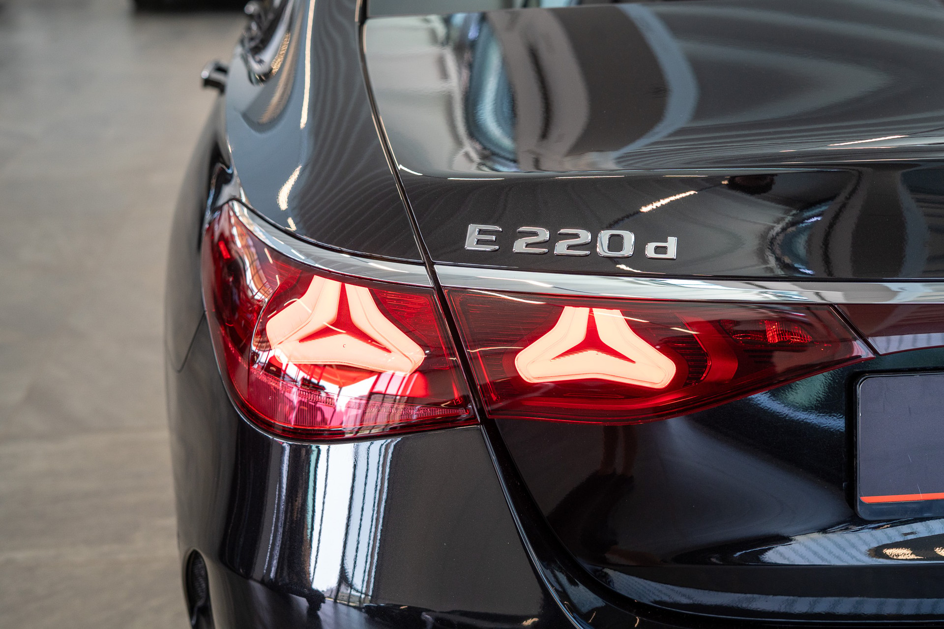 MERCEDES-BENZ E 220 d AMG Line / MBUX Superscreen / Burmester / El. Sitze-image-23