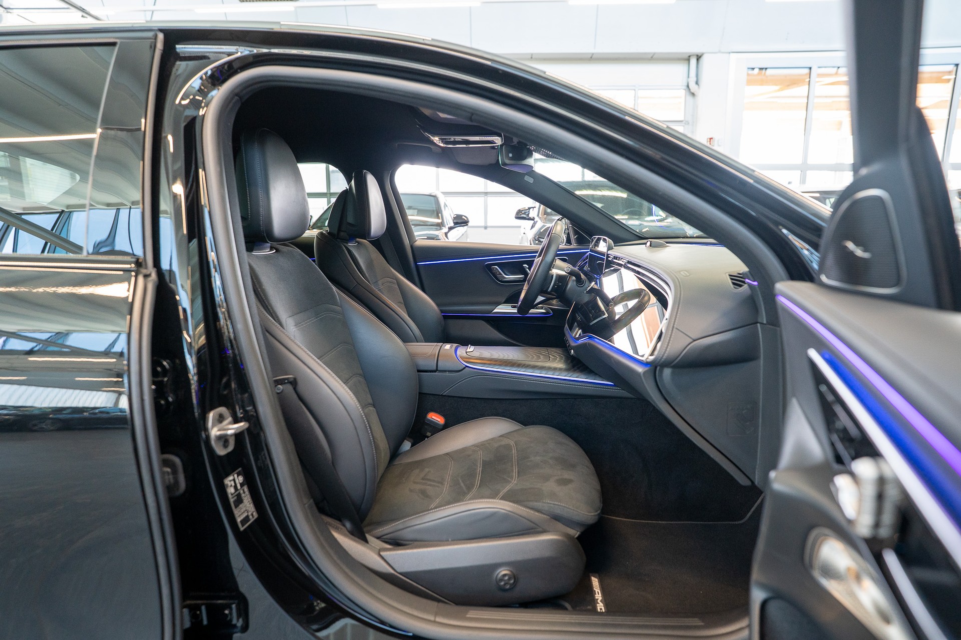 MERCEDES-BENZ E 220 d AMG Line / MBUX Superscreen / Burmester / El. Sitze-image-13