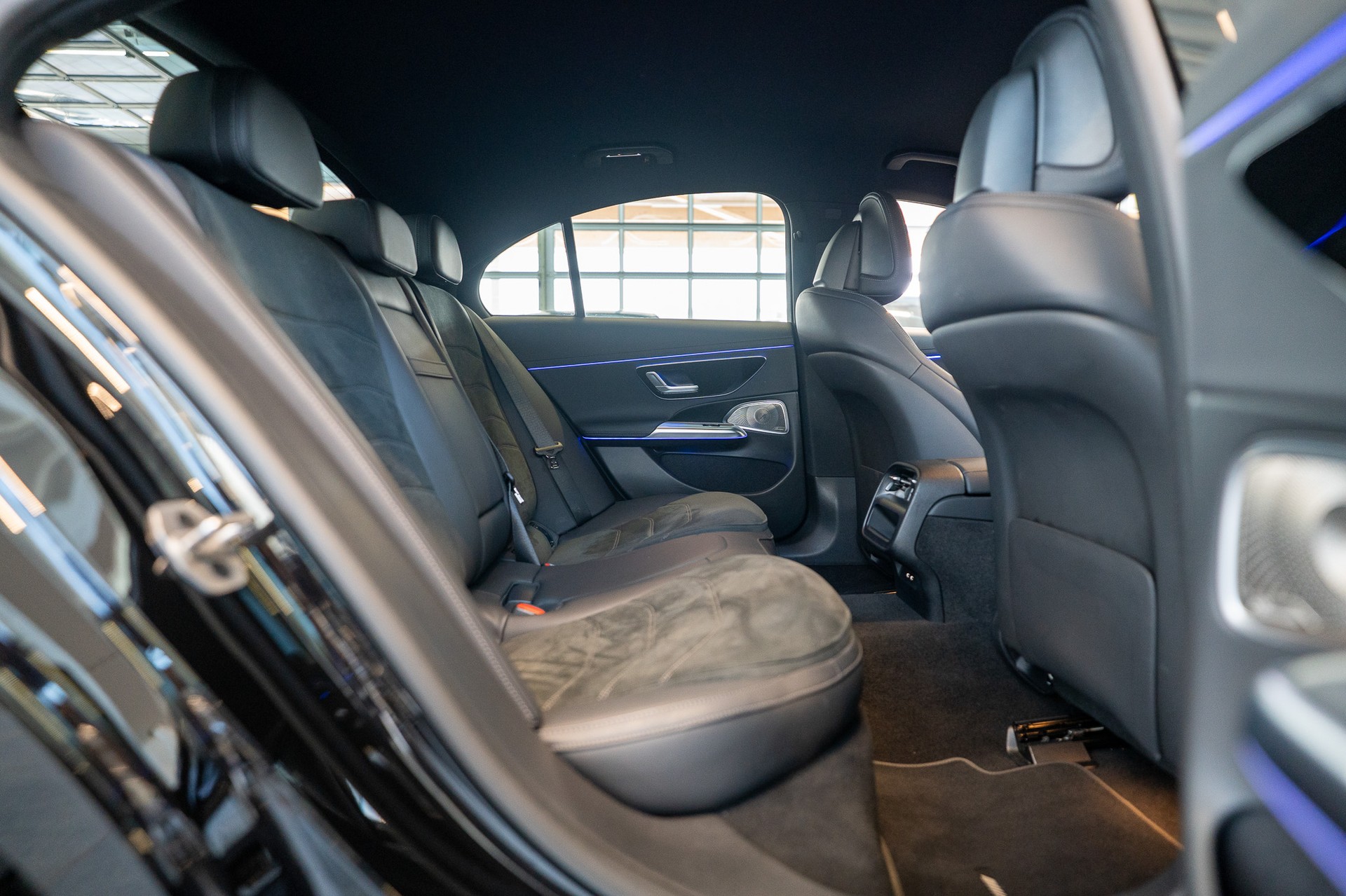 MERCEDES-BENZ E 220 d AMG Line / MBUX Superscreen / Burmester / El. Sitze-image-12