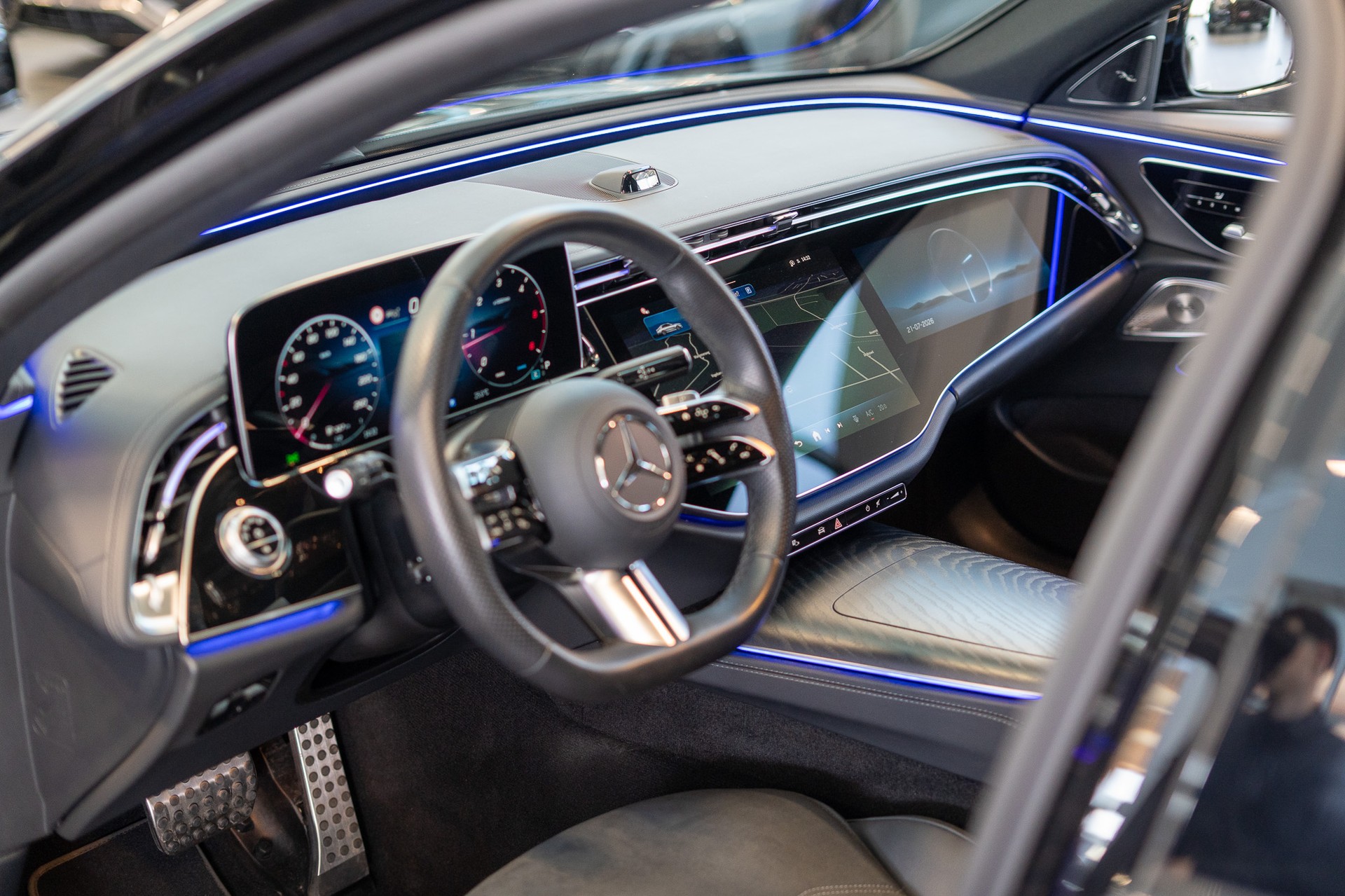 MERCEDES-BENZ E 220 d AMG Line / MBUX Superscreen / Burmester / El. Sitze-image-8