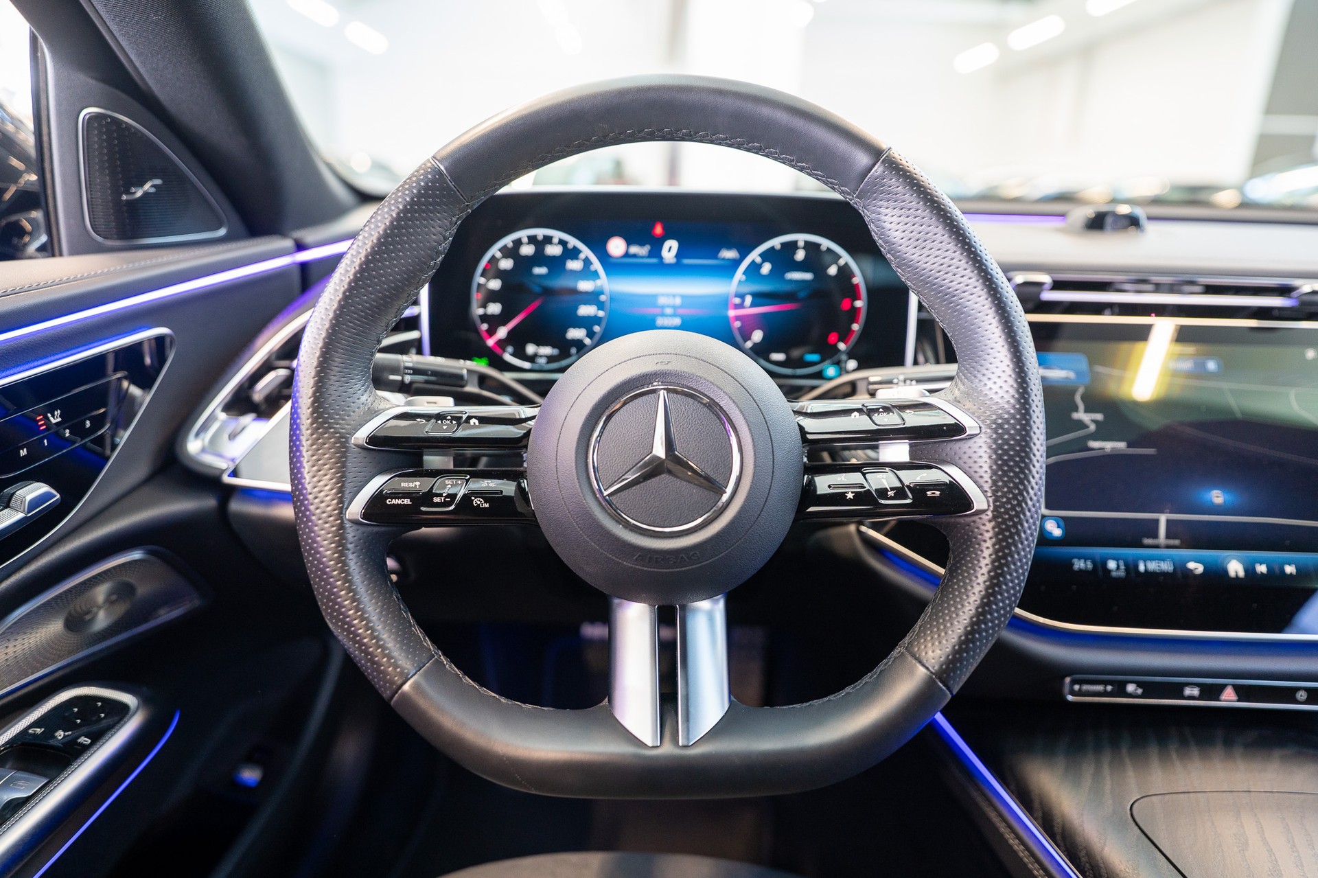 MERCEDES-BENZ E 220 d AMG Line / MBUX Superscreen / Burmester / El. Sitze-image-16