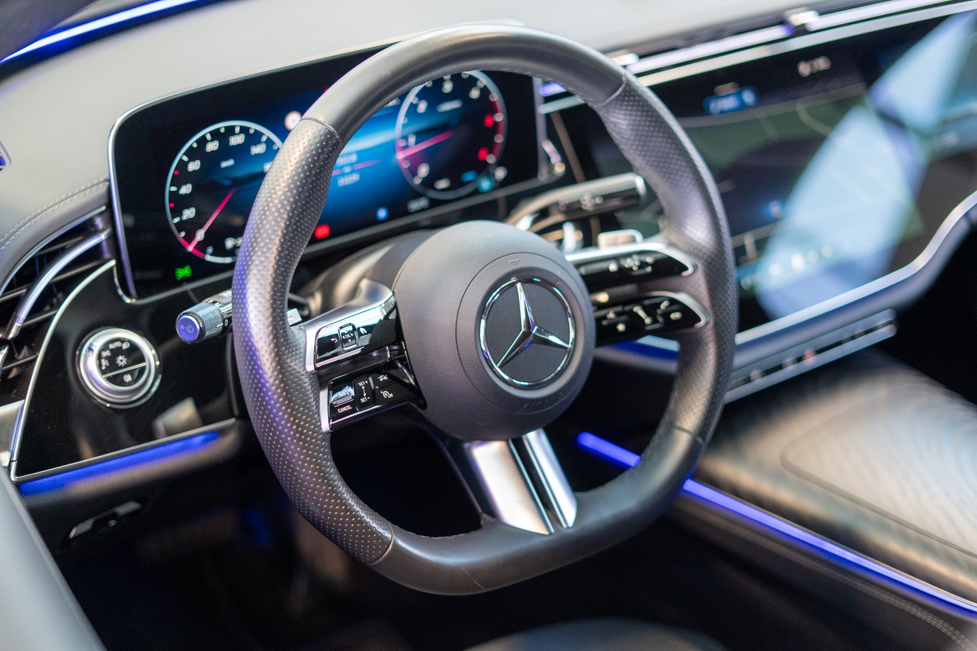 MERCEDES-BENZ E 220 d AMG Line / MBUX Superscreen / Burmester / El. Sitze-image-7