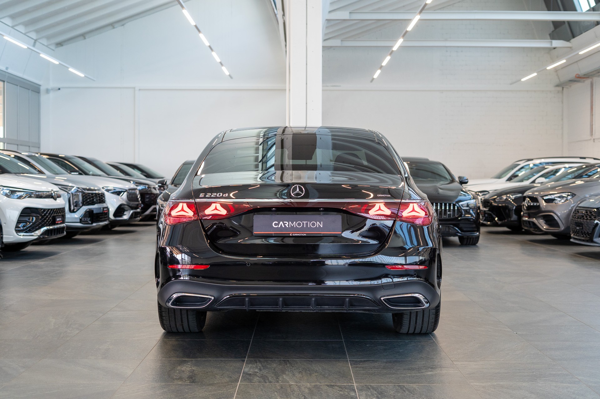 MERCEDES-BENZ E 220 d AMG Line / MBUX Superscreen / Burmester / El. Sitze-image-4
