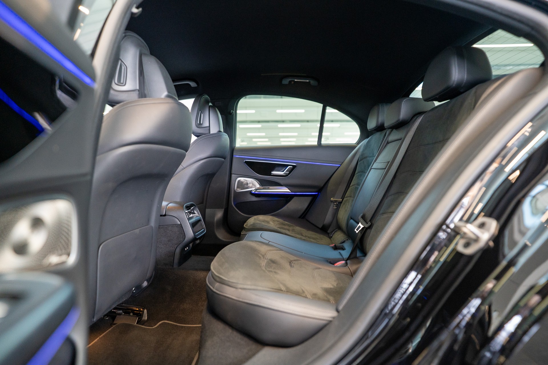 MERCEDES-BENZ E 220 d AMG Line / MBUX Superscreen / Burmester / El. Sitze-image-11