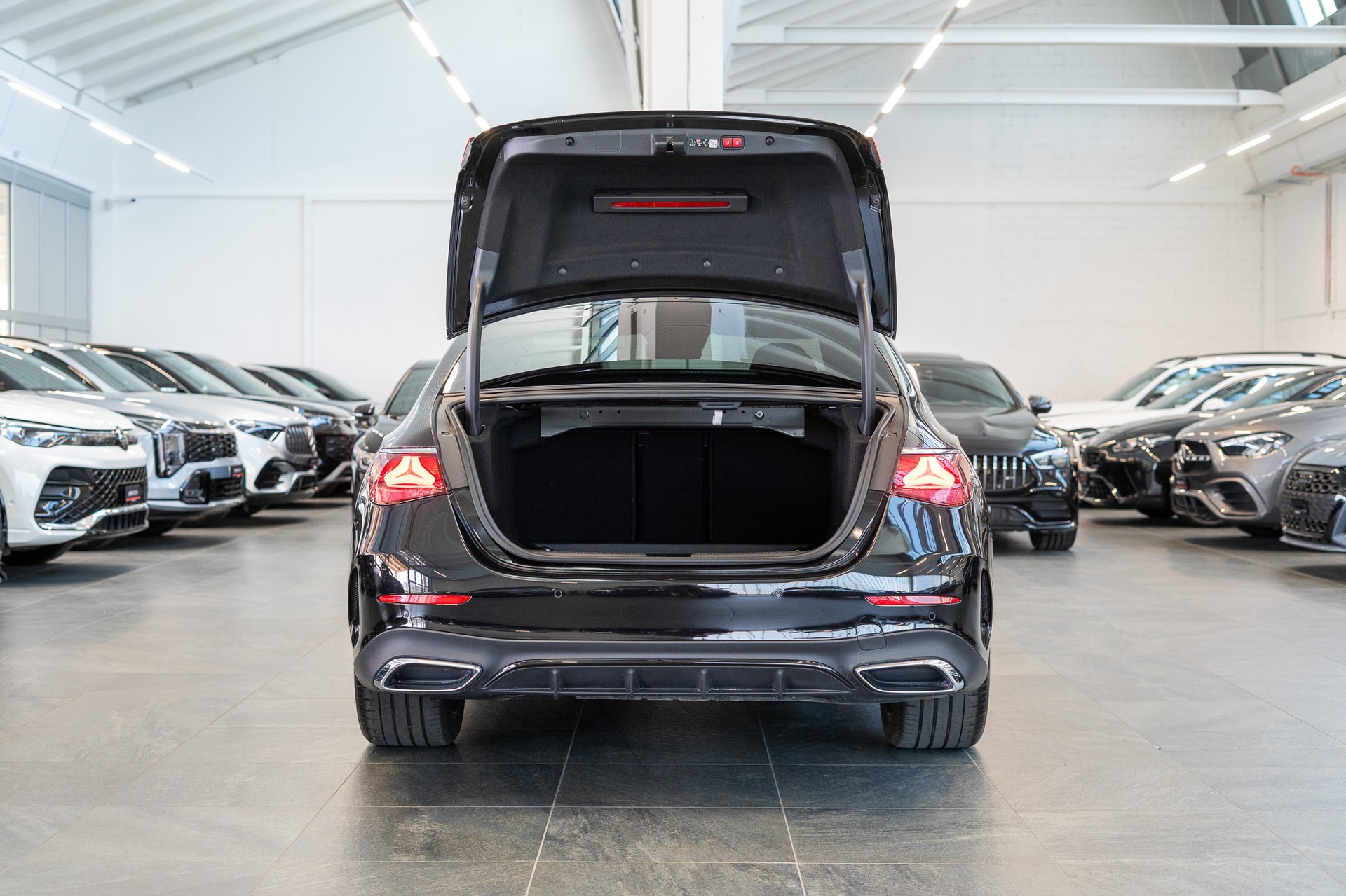 MERCEDES-BENZ E 220 d AMG Line / MBUX Superscreen / Burmester / El. Sitze-image-5