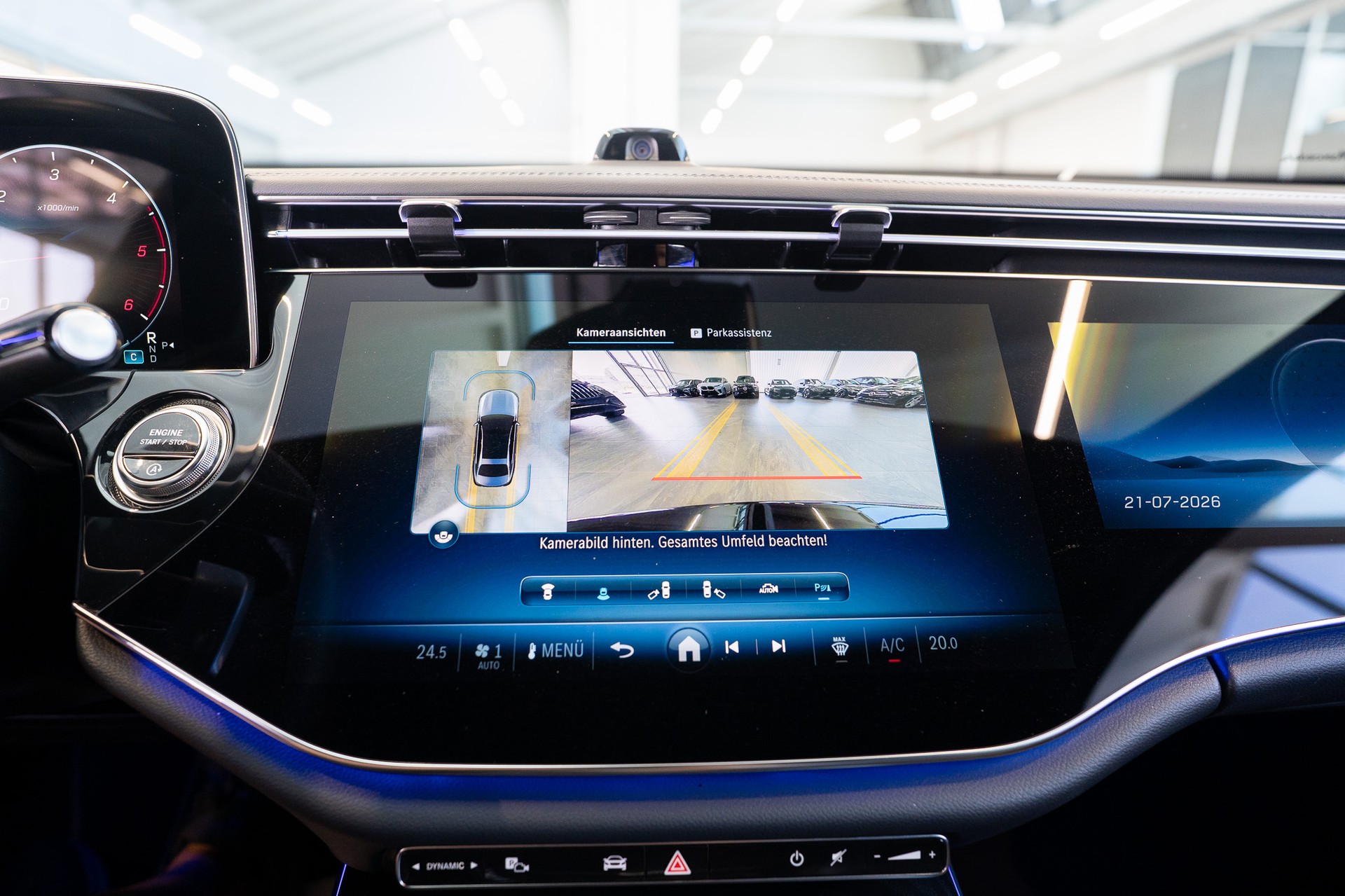 MERCEDES-BENZ E 220 d AMG Line / MBUX Superscreen / Burmester / El. Sitze-image-18